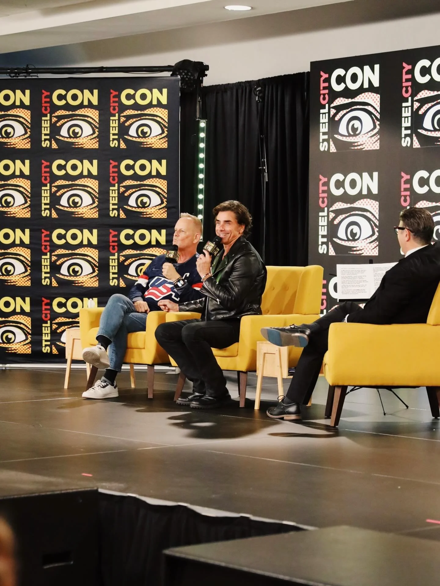 Steel City Con is back and in full swing!🎟️🎬🍿☕️
Bringing an excellent lineup of guests such as John Stamos, John Rhys-Davies, Charlie Sheen, Shia LaBeouf, and many more. Full House, Sons of Anarchy, Lord of the Rings, Nightmare on Elm Street, Tran