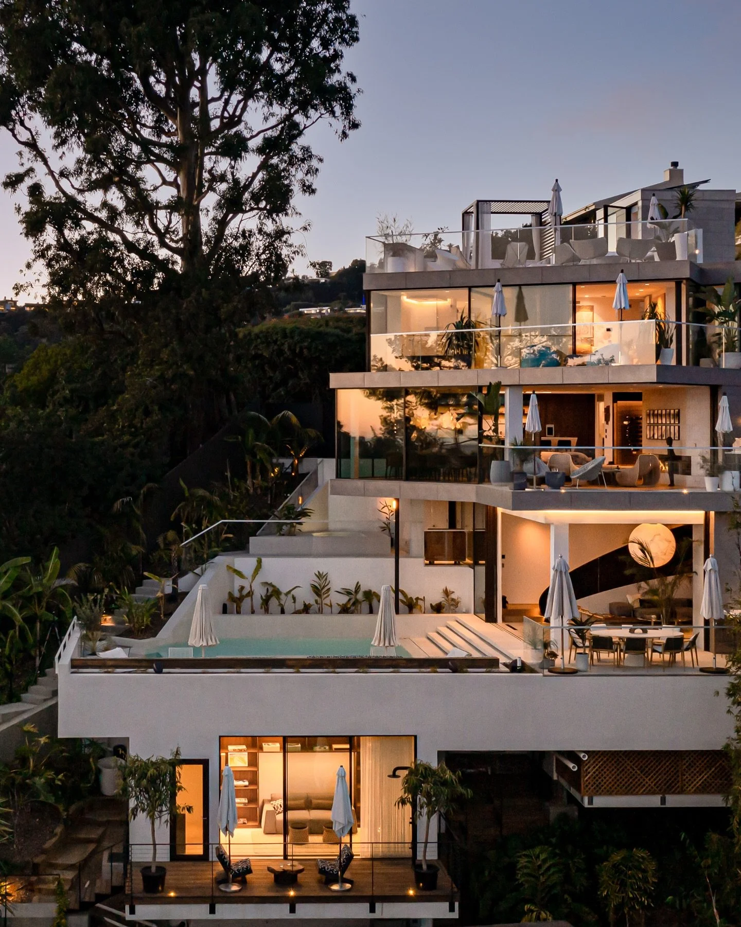 As seen on @sellingsunsetshow... Swipe through to see more of this Los Angeles residence that effortlessly opens up to the city with TITONI | OTIIMA USA Systems.

Windows and Doors: TITONI | OTIIMA USA
Architect: @ba_collective 
Builder: @dobkinconst