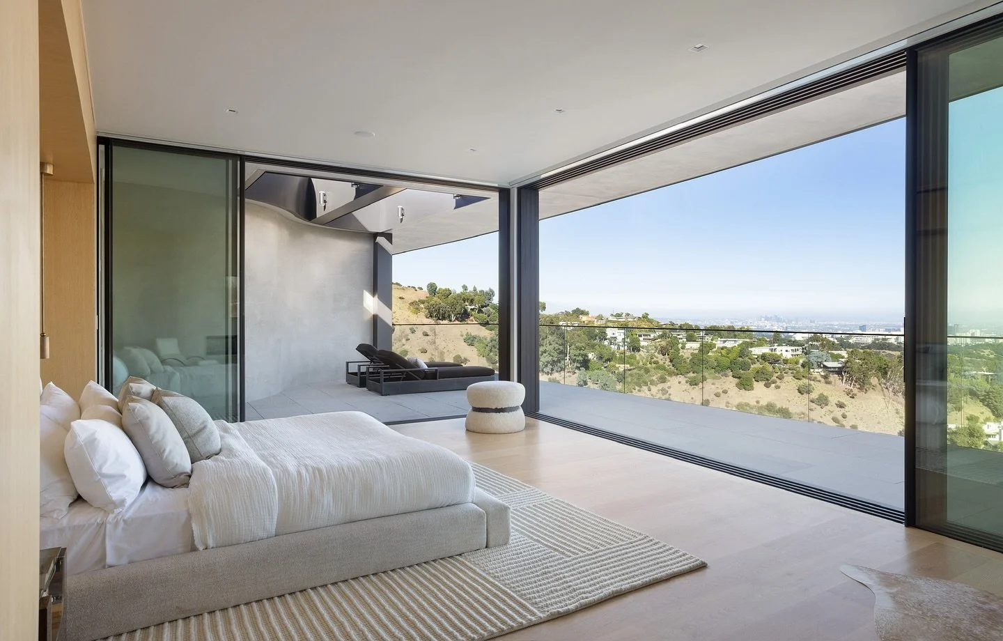 This skyline view at The Kenter House, never fades. 

Windows and Doors: TITONI | OTIIMA USA
Architect: @landrydesigngroup 
Builder: @rtabbottconstruction 
Photographer: @adriantiemens 

 #luxurywindows #windowsanddoors #windows #slidingdoors #luxury