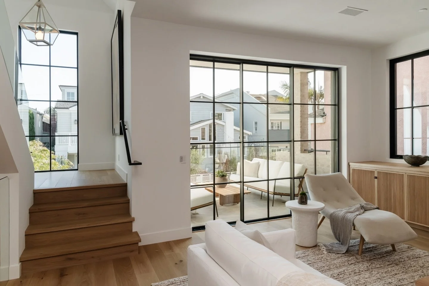 Can&rsquo;t get over this Manhattan Beach walk street home! South Bay living at its finest, where every room opens to the ocean breeze.

Builder: @rjsmithconstruction_ 
Architect: @jfournierdesign 
Design: @wendyworddesign 

#titoni #luxurywindows #w