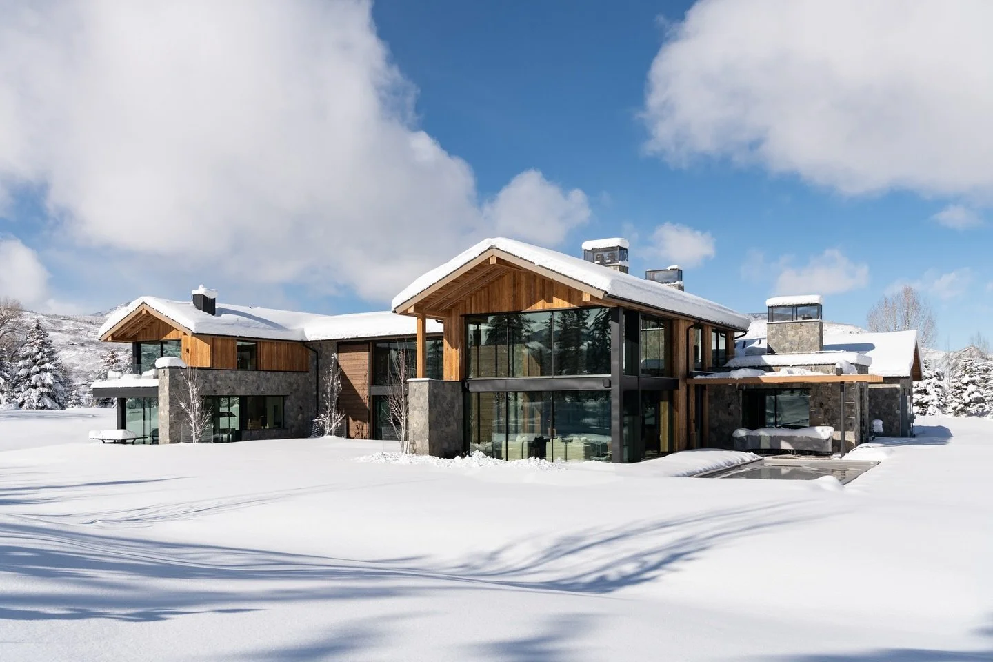 Situated within Aspen&rsquo;s snowy terrain, WJ Ranch is a modern alpine retreat. Large glass frames the winter views that define the lifestyle Aspen is known for.

Architect: @eigelberger_architecture 
Build: @rutgersconstruction 

#titoni #luxurywi