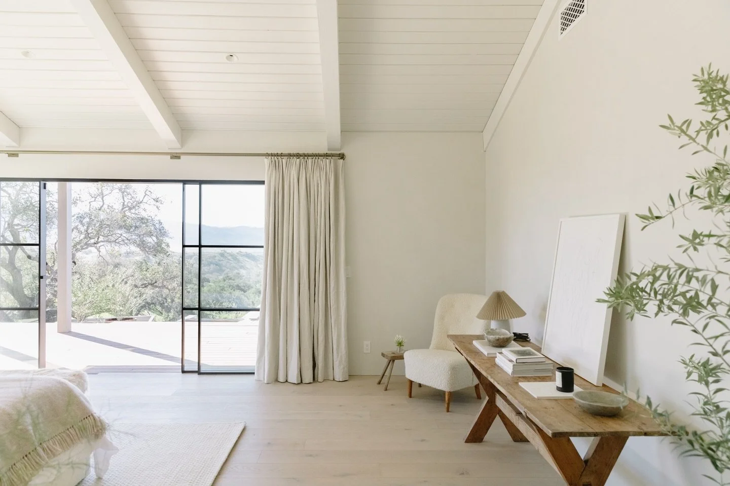 At The Jenni Kayne Ranch, the primary suite opens effortlessly to the natural beauty of the Santa Ynez Hills, offering a serene and luxurious escape.

Design: @jennikayne 

#titoni #luxurywindows #windowsanddoors #windows #slidingdoors