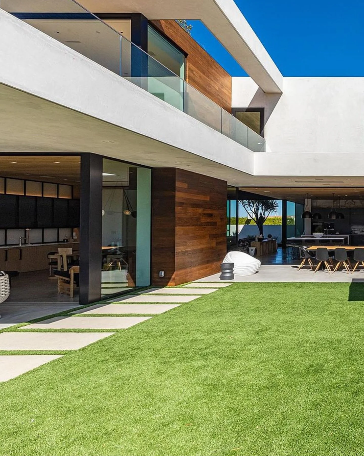 Where natural light, open space, and the Bel Air lifestyle converge. This residence redefines contemporary luxury.

Architect: @noah_walker 

#titoni #luxurywindows #windowsanddoors #windows #slidingdoors