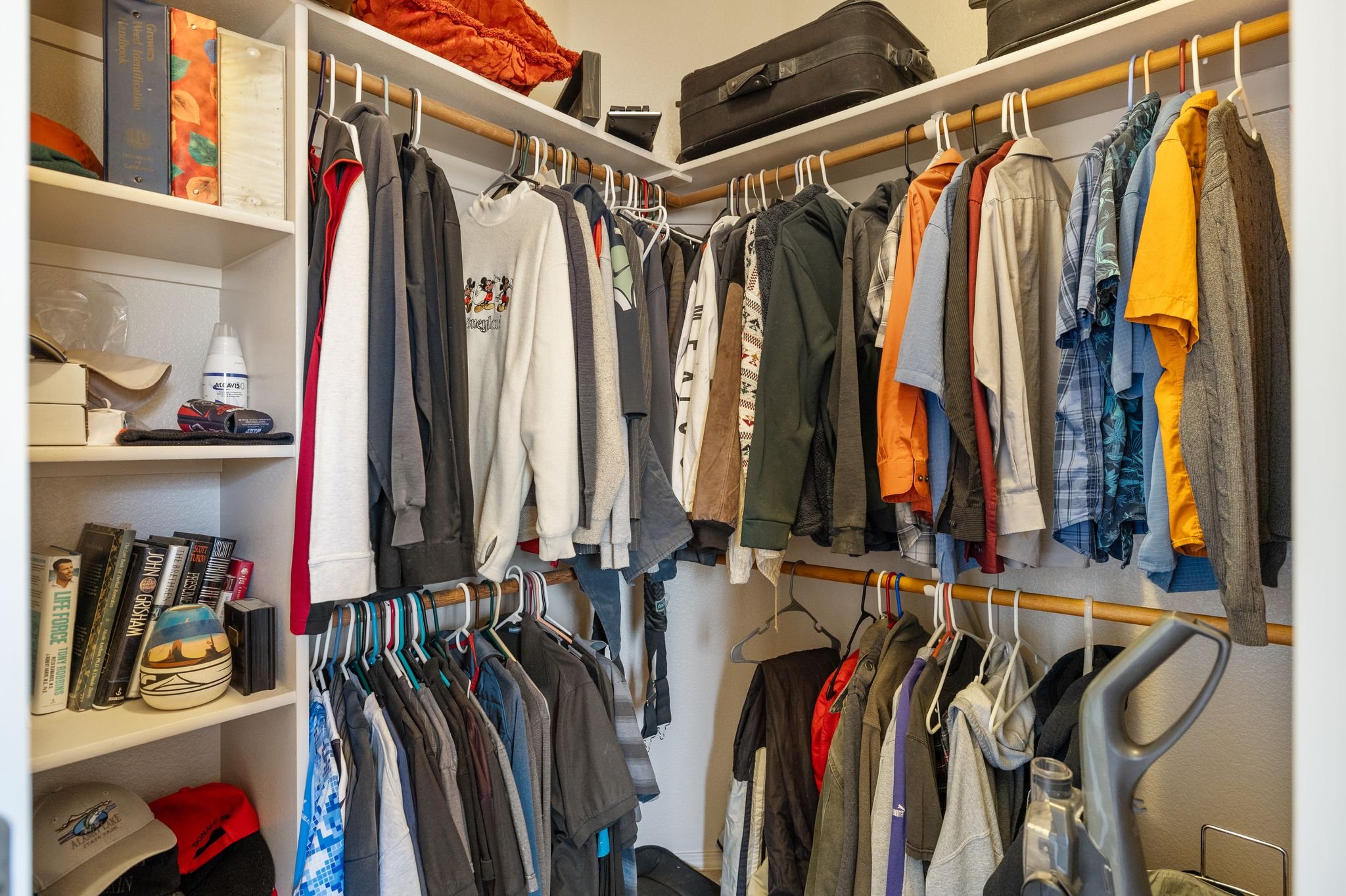 099-Primary Closet.jpg