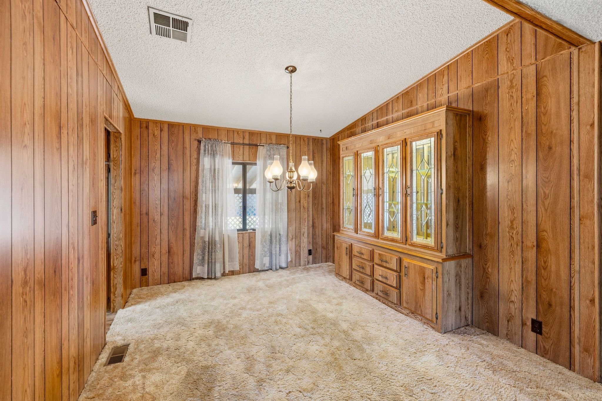 057-Dining Room.jpg