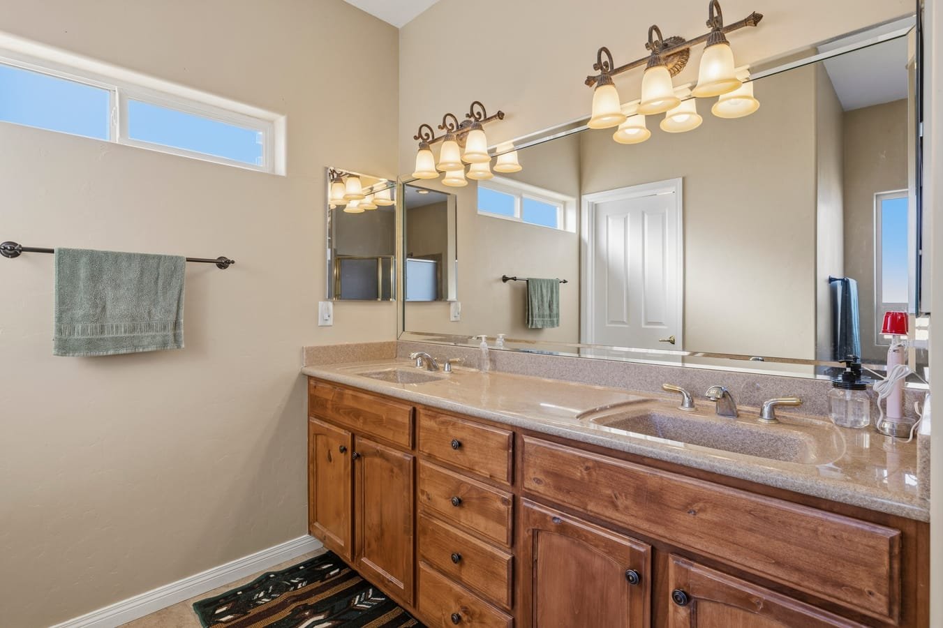 28_mls_137-Primary Bathroom.jpg
