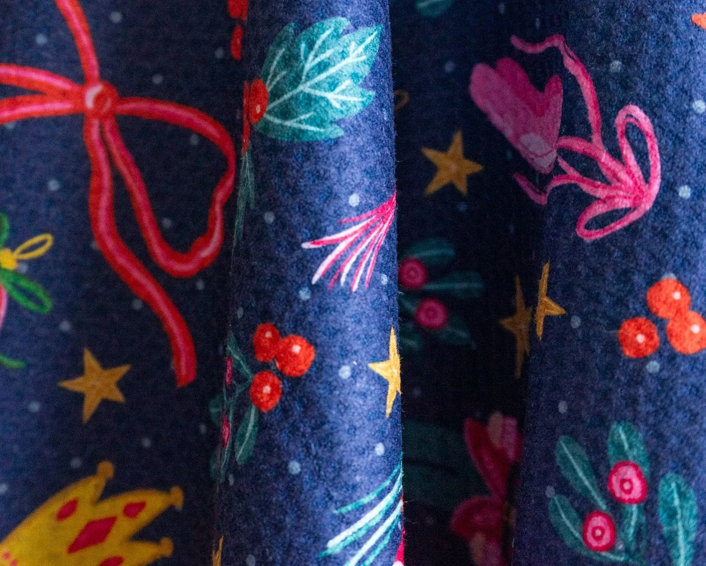 Up close and personal with my Christmas dish towels ✨ 

I&rsquo;m so excited for these to be in your homes this Christmas 💗🎄