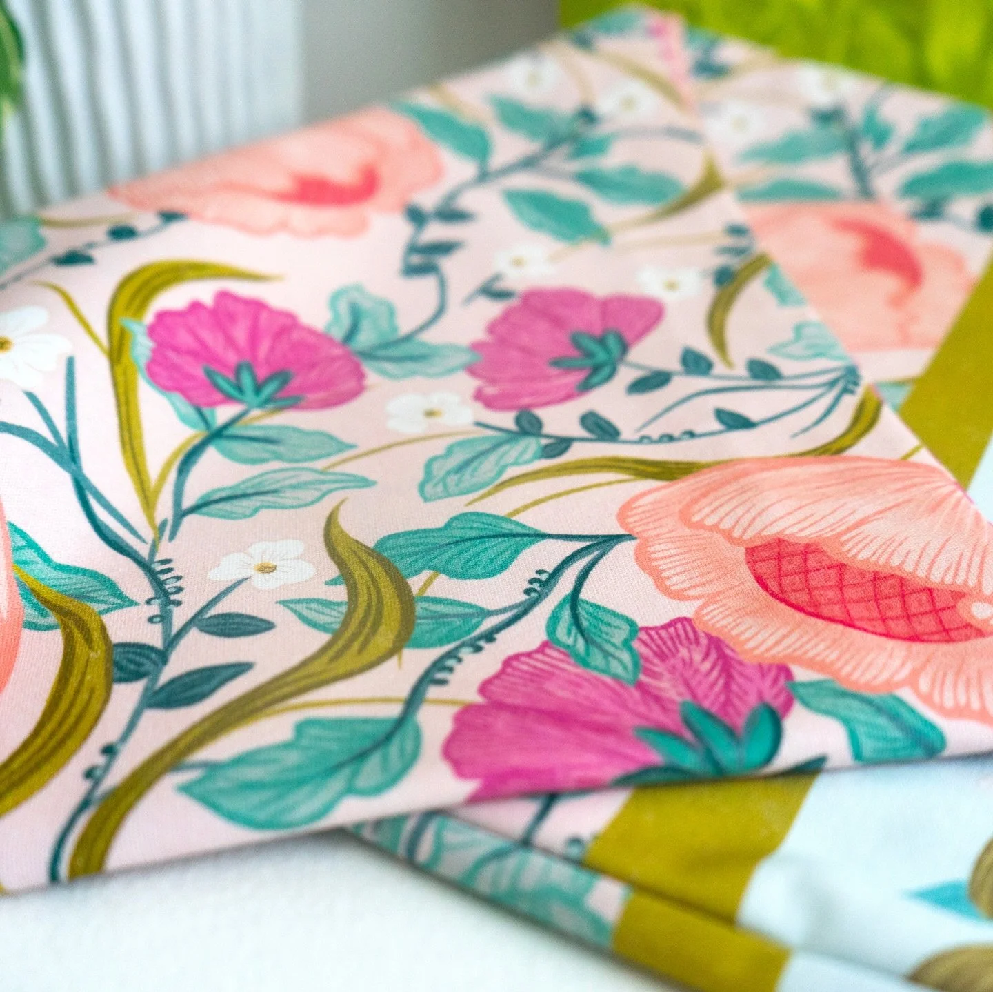 Spring launch SNEAK PEEK 😆💗🌷 

I&rsquo;m SO excited and ready to see how you style your Spring hosting set up with my new square tablecloth! Also, did someone say Mahjong&hellip;because this might just be the perfect base for your game set up ✨ 

