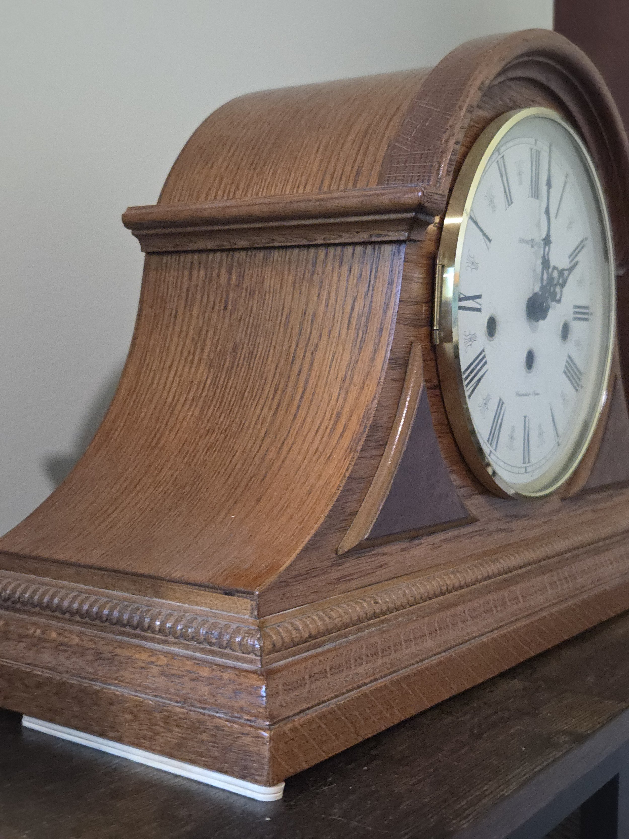 How to Level a Mantel Clock for Accurate Timekeeping
