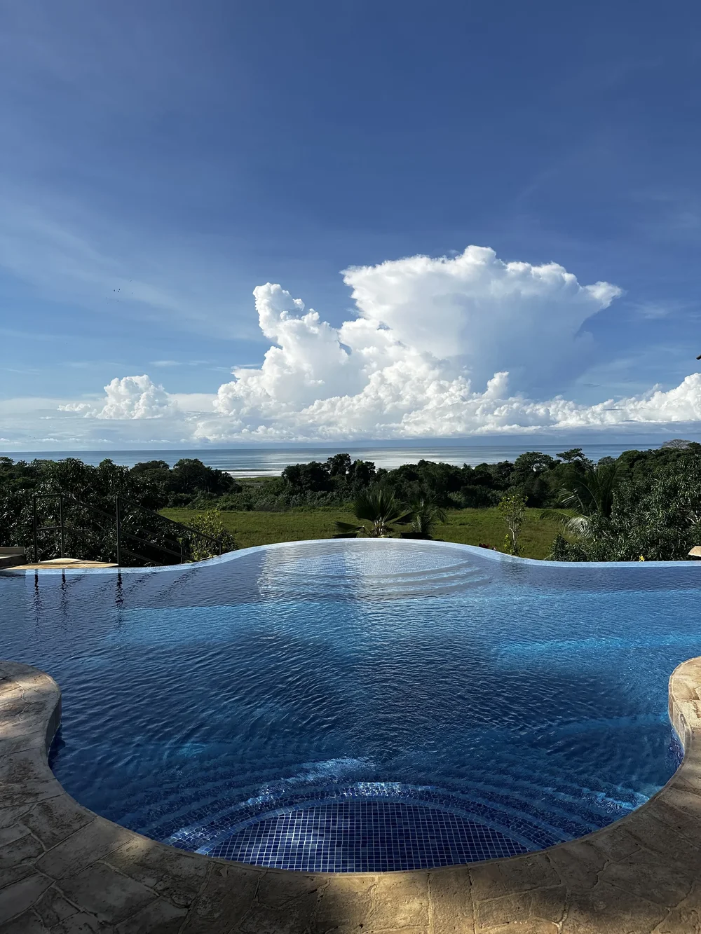 costa-rica-marala-hotel-pool-edge.webp