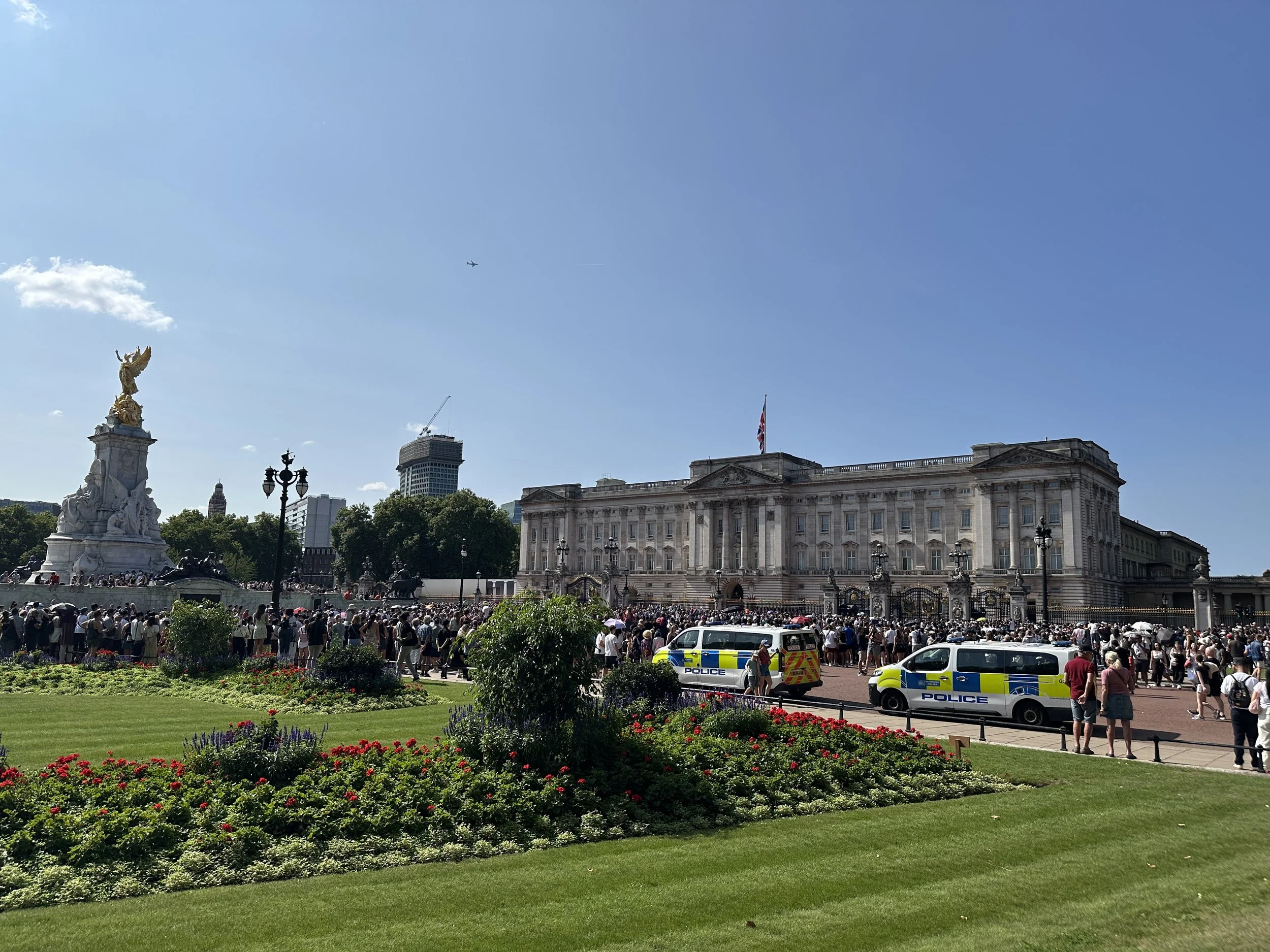 buckingham-palace-london-guards.JPG