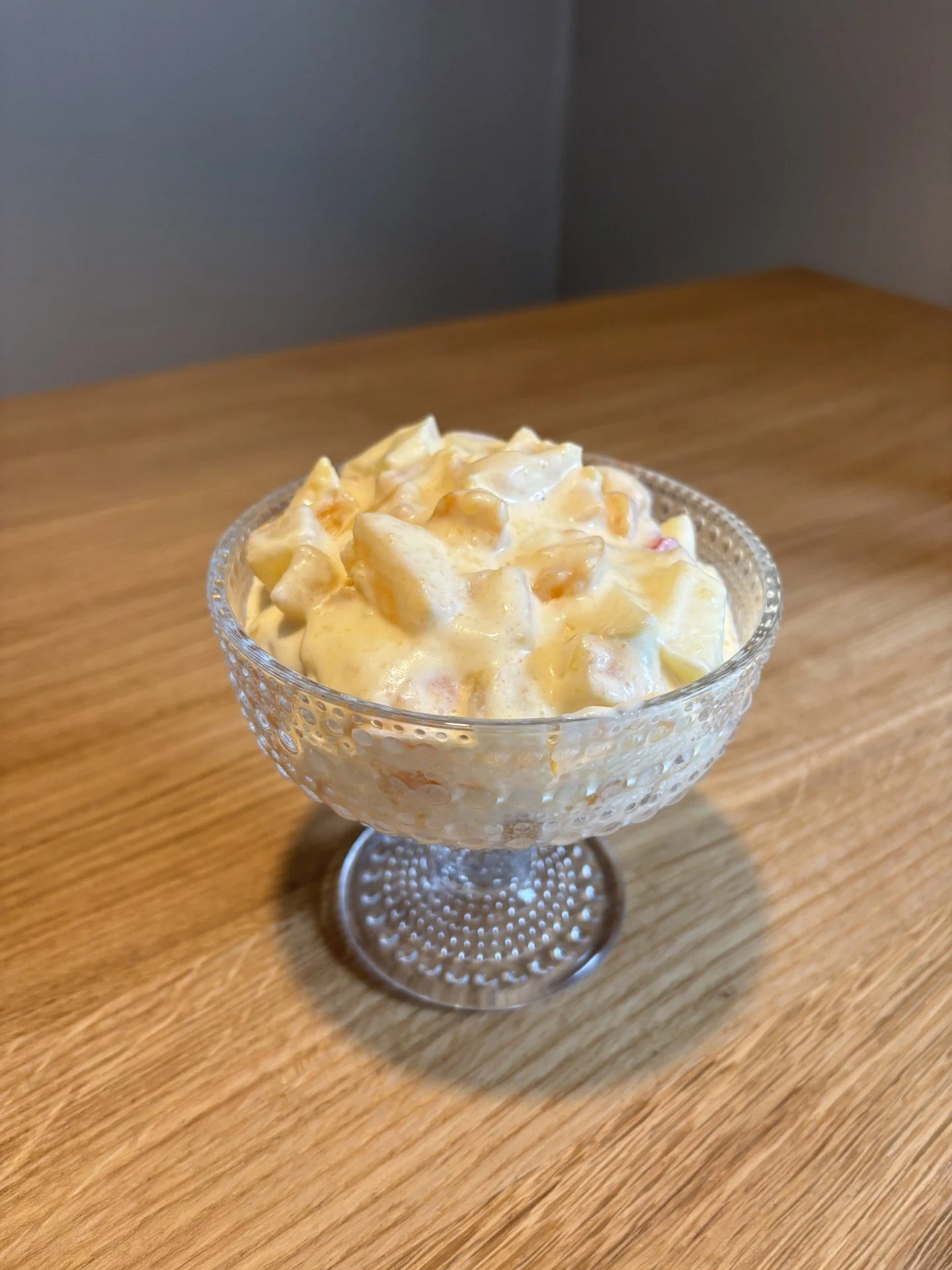 Ávaxtasalat með eggjasósu 