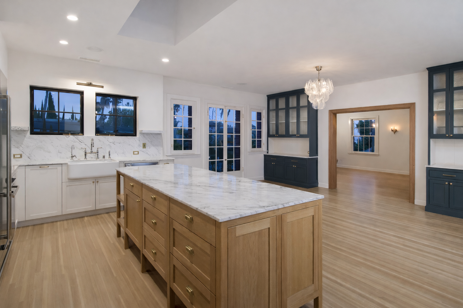 Painted w/ Stained Island | Shaker Door | Frameless