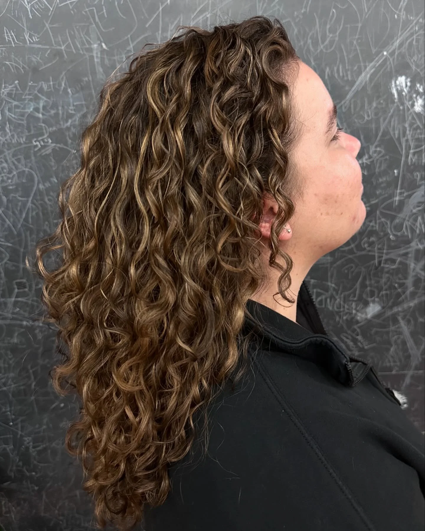 My girl Shana&rsquo;s curly cut &amp; highlights 🌅 
The goal for this color was for it to be very natural, almost as if the sun had lightened her hair all summer. We were both psyched with how it turned out!