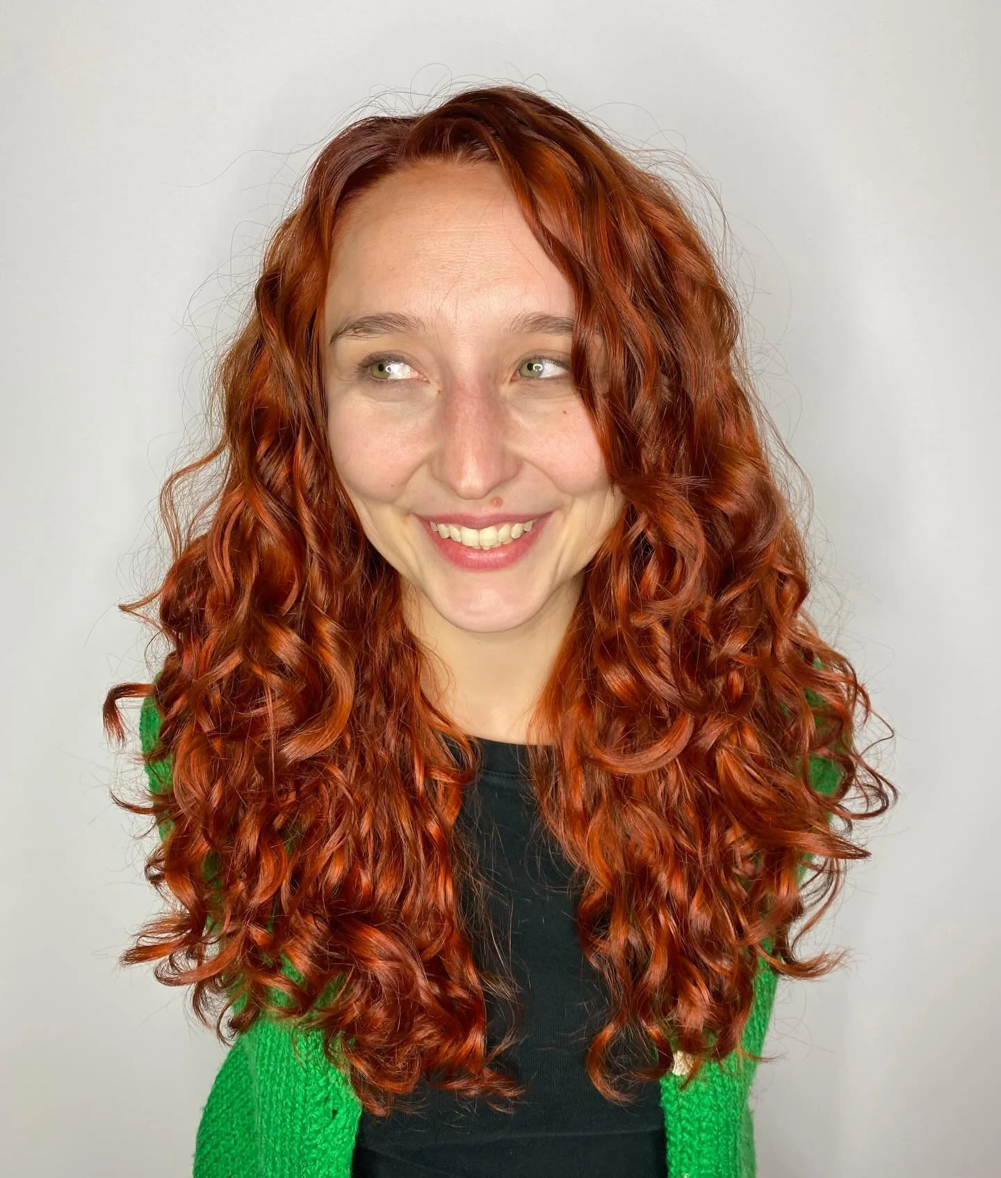 &hellip;..is she? Or, isn&rsquo;t she? A natural redhead??? Swipe right to see&hellip;..

#curlyredhair #copperredcurls #curlz #yayred