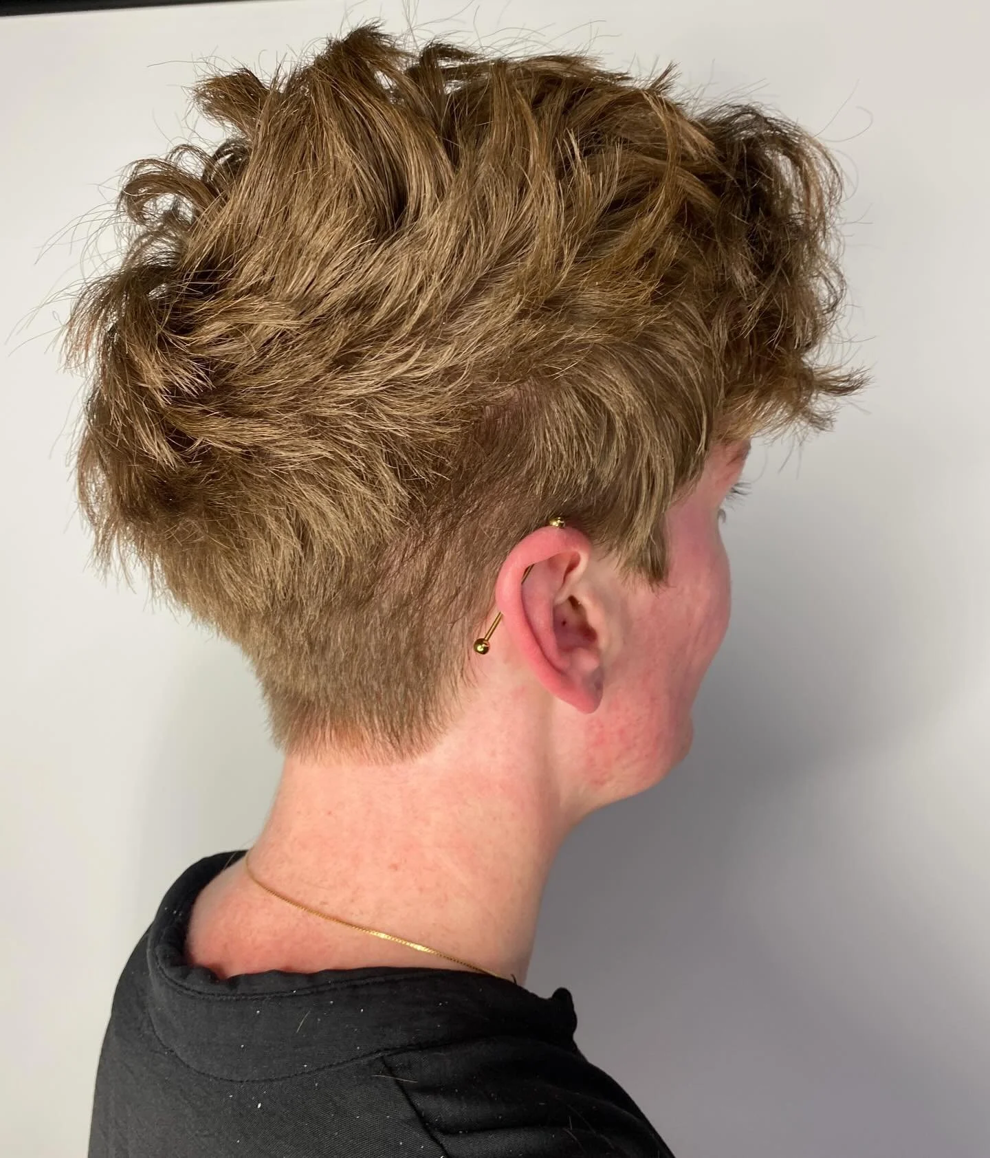 CHOP CHOP for Spring!✂️🐣swipe right to see!

#bigchop #pixie #wavyhairshort