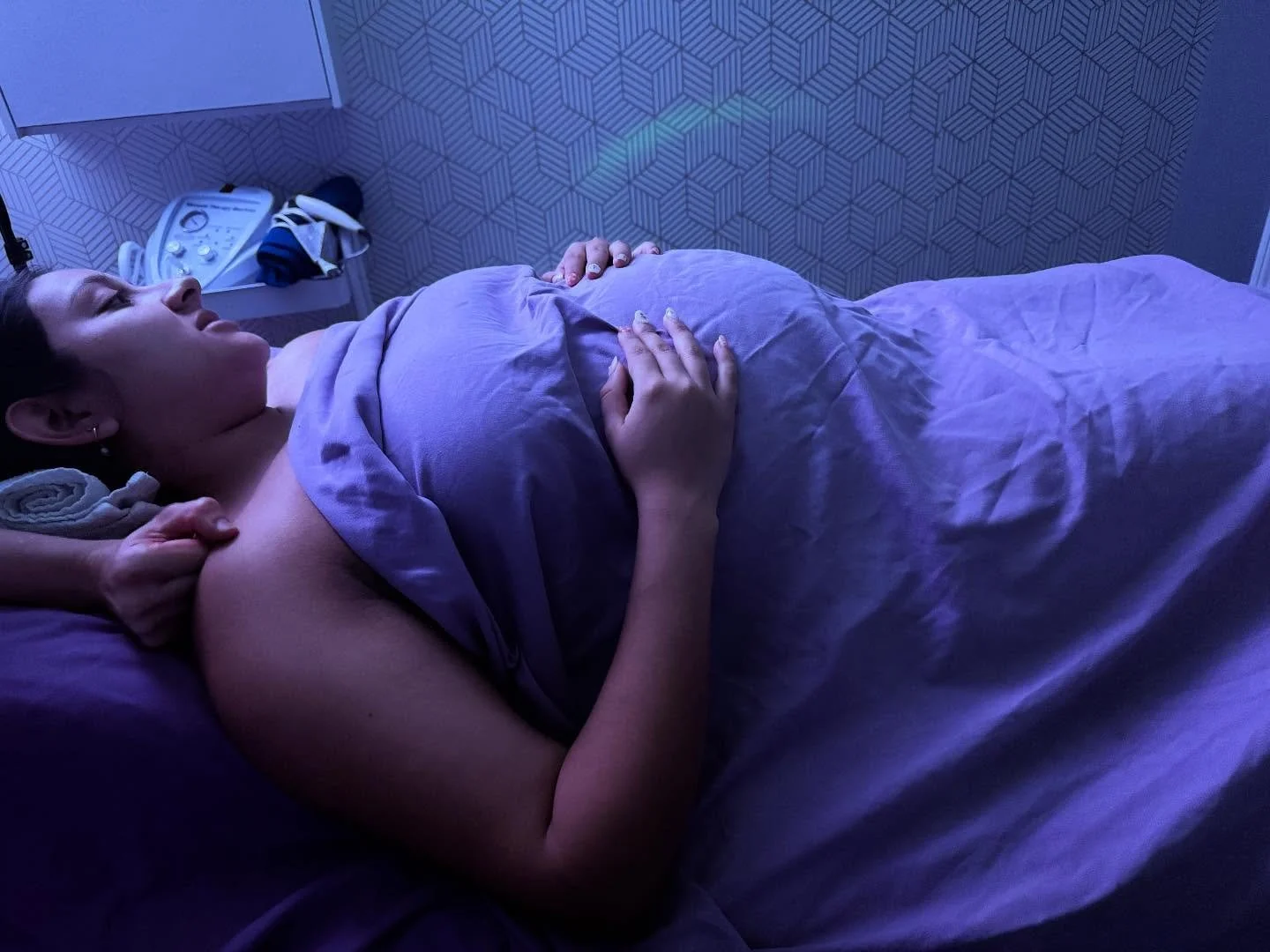 Pregnancy brings incredible changes, physically, hormonally, and emotionally. As your body adapts, common discomforts like low back pain, hip tension, swollen legs, sciatica, and poor sleep can appear.

Prenatal massage is a gentle, evidence-informed