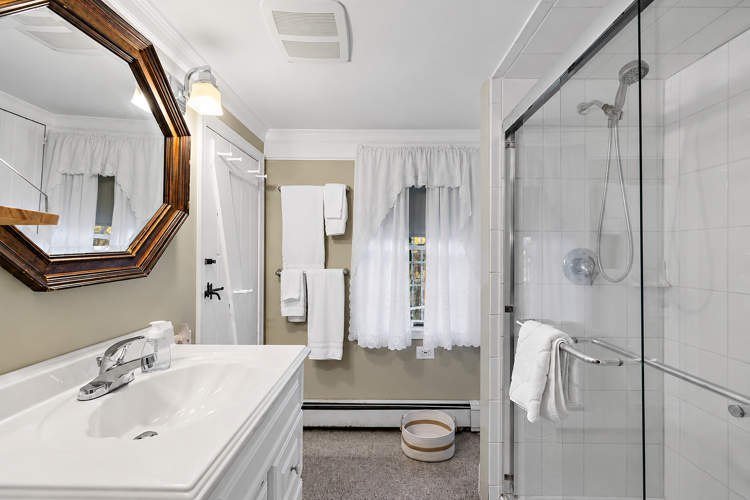 Hummingbird-Bathroom-4325.png