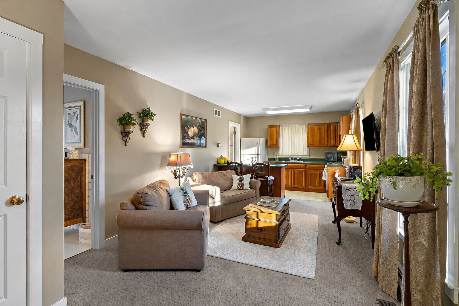 Baltimore-Oriole-Living-Room.png