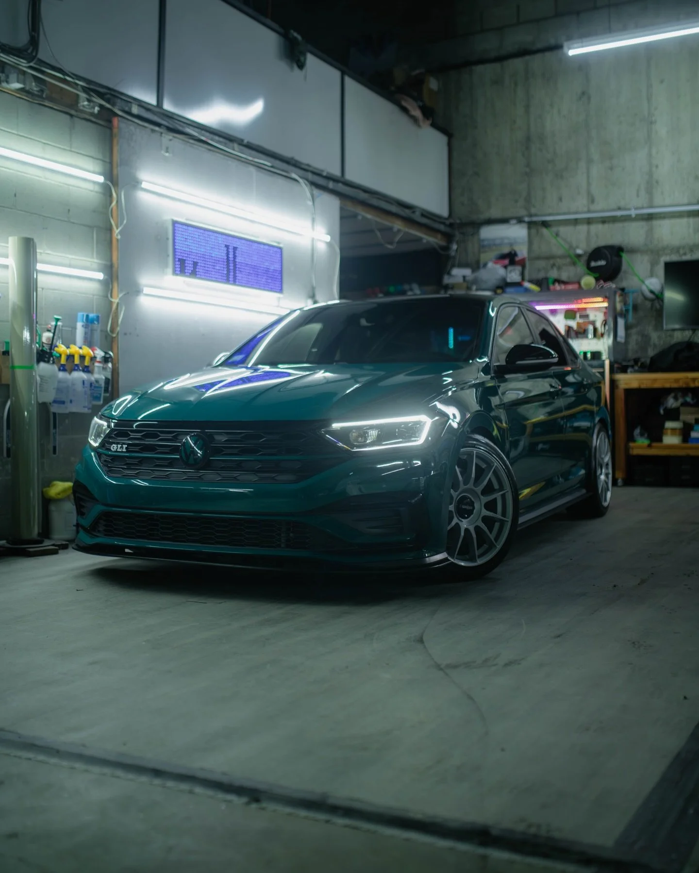 Mk7 GLI in for a full makeover!
✅ @inozetek high gloss era green 
✅ @cheetah.wrap gloss black roof and mirrors
✅ Carbon spoiler install
✅ @cjm_industries front splitter and side splitters 

📸 @danlikhterman 

~~~~~~~~~~
📥Direct message quotes 
📲 5