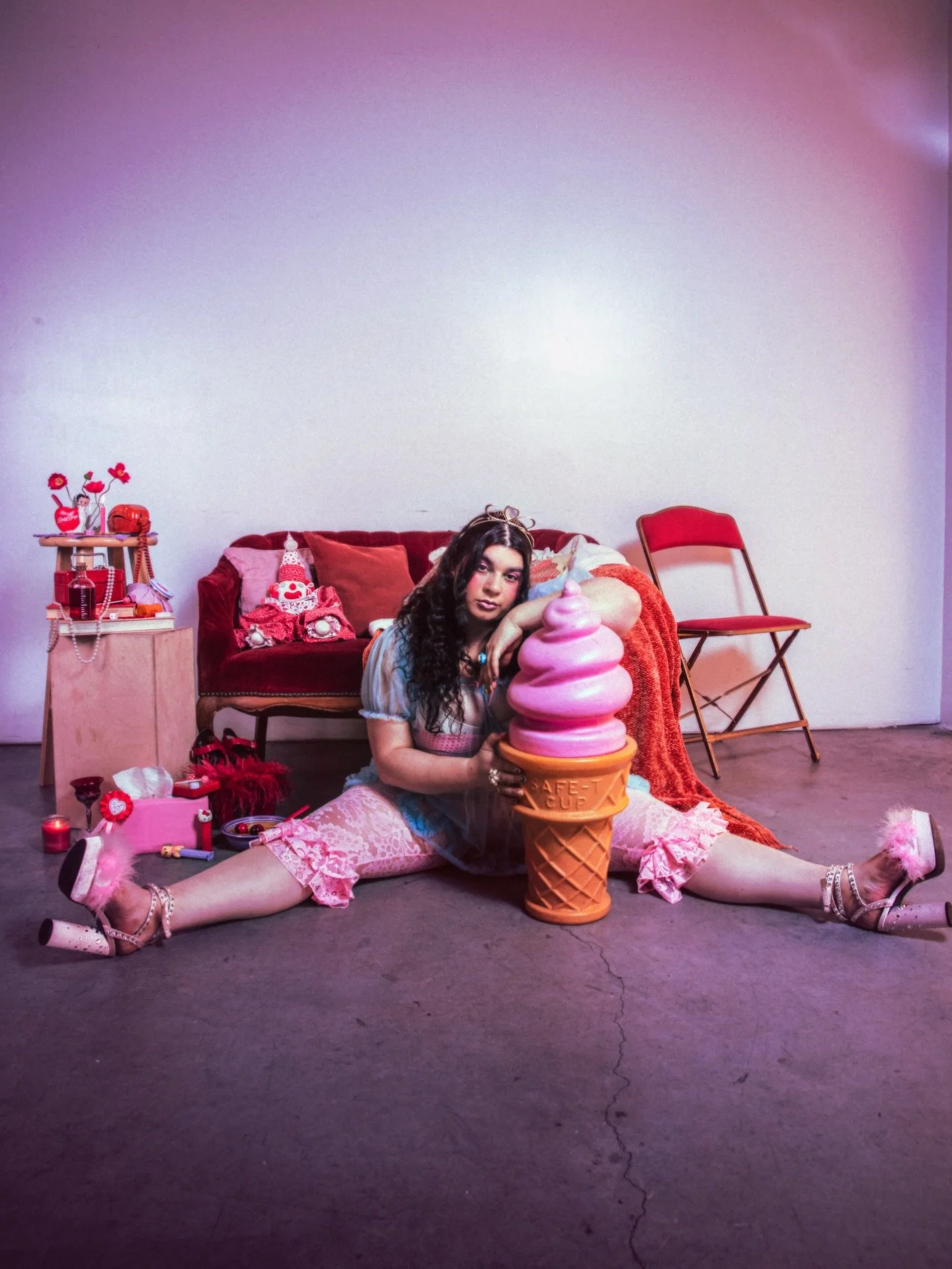 pretty little soft serve🍦🍨

photos: @meghan.marshall 
mua: @lauranicolemakeup 
set: @zin.pix 
photo assist: @snapitwithsam 

#nycphotoshoot #midsizestyle #midsizemodel #nyccurvemodel