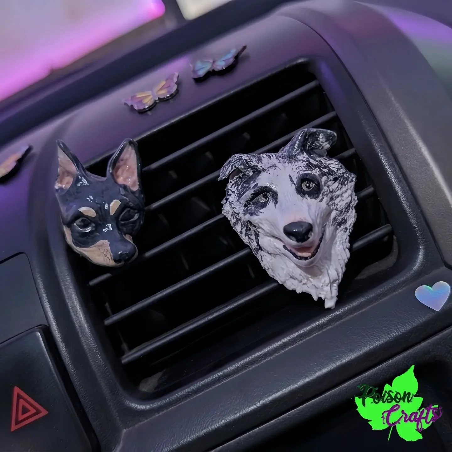 Ahora puedes llevar la cabecita de tu perrito (aprox. 5 cm) en diferentes presentaciones 🐶🖤

✨ Clip para coche: $140 MXN
✨ Pop socket: $140.MXN
✨ Pin para mochila: $140 MXN
✨ Collar: $200 MXN 
✨ Marco (13 cm aprox): $200 MXN

Elige tu favorito y ll