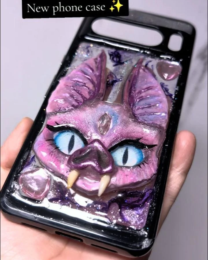 Do you remember the phone case I was making during my last Twitch live? Here's the final result ✨

Get a case starting at $450* MXN 💜
The price may vary depending on the design or currency type.

-----------

&iquest;Recuerdan la funda para celular 