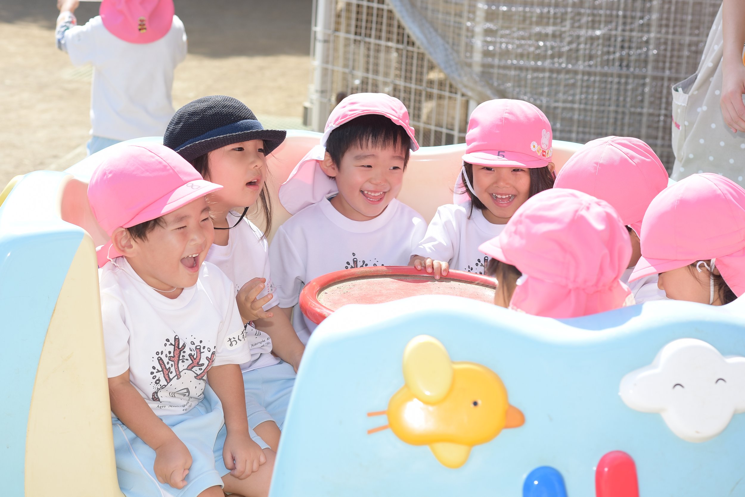 子供たちが遊んでいる様子。
