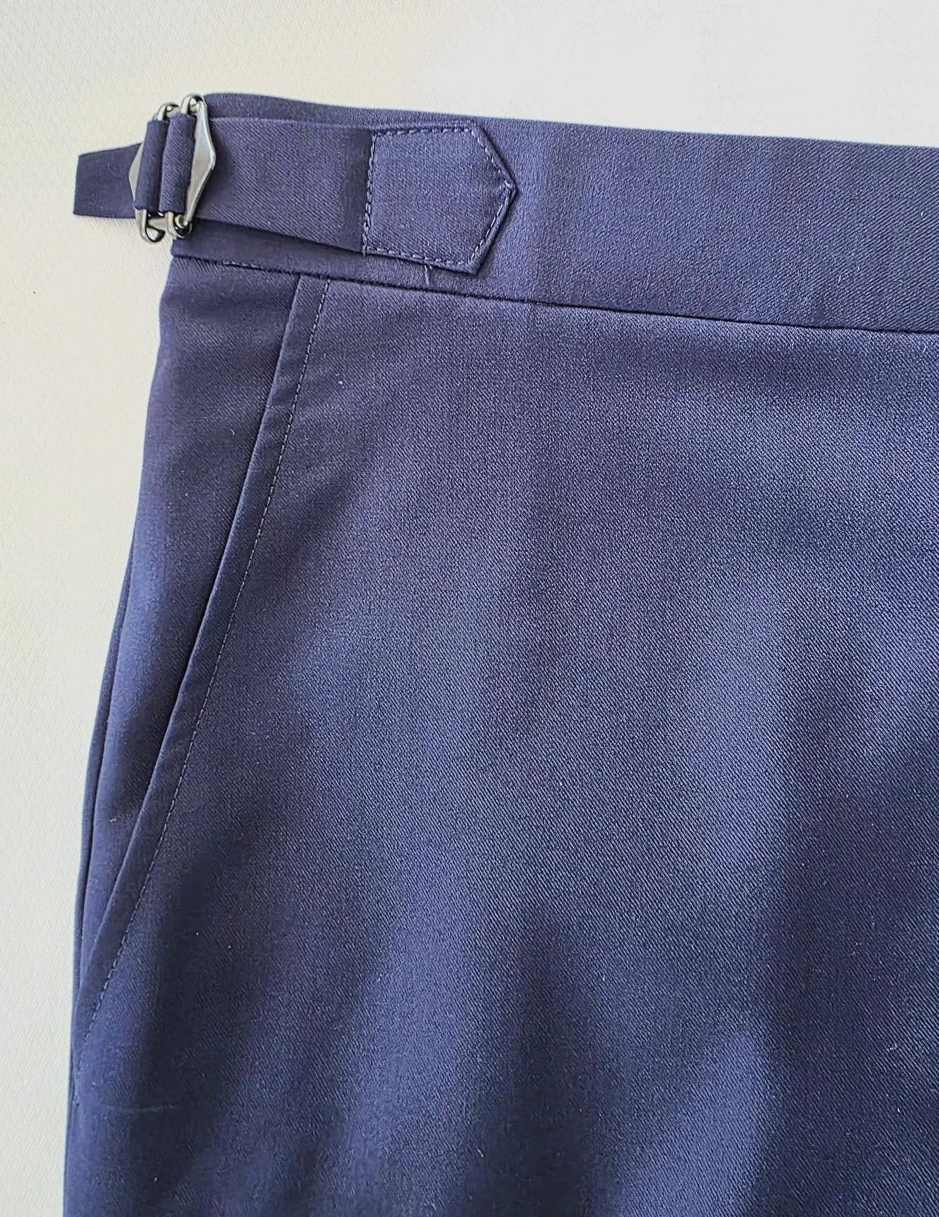 SIDE BUCKLE SUIT TROUSER