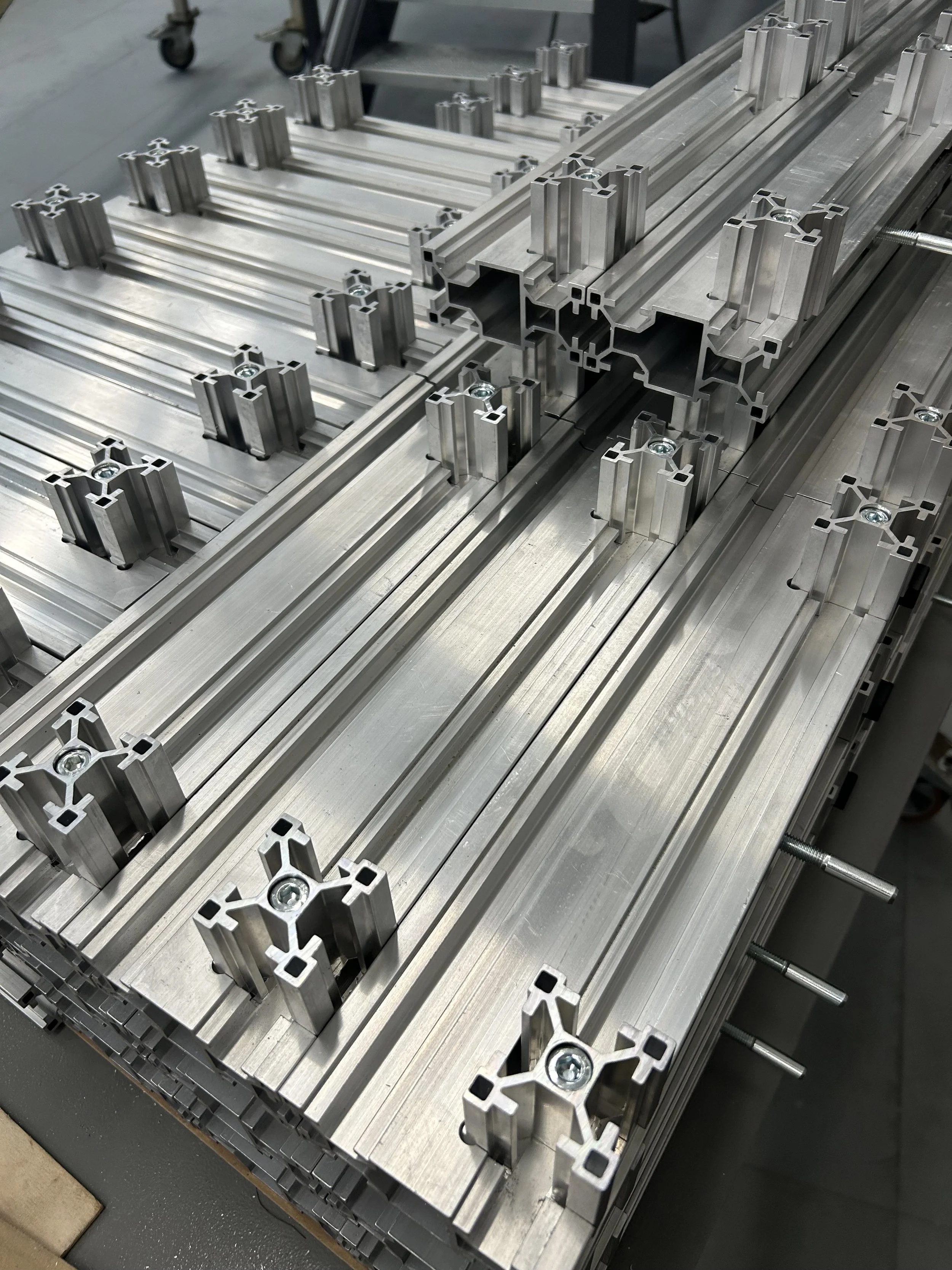 Mehrere Aluminiumprofile und Komponenten, vormontiert als Baugruppe