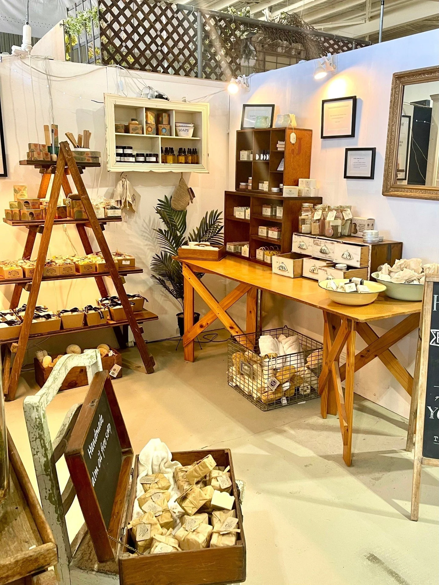 Give the gift of self-care this Christmas 🎄✨ The Hazelnut Tree offers nourishing artisan soaps, bath products, moisturisers, balms, and accessories 
*
*
*
*
*
#christmas #christmasgifts #giftideas #christmasgiftideas #aussiegifts #auschristmas #aust