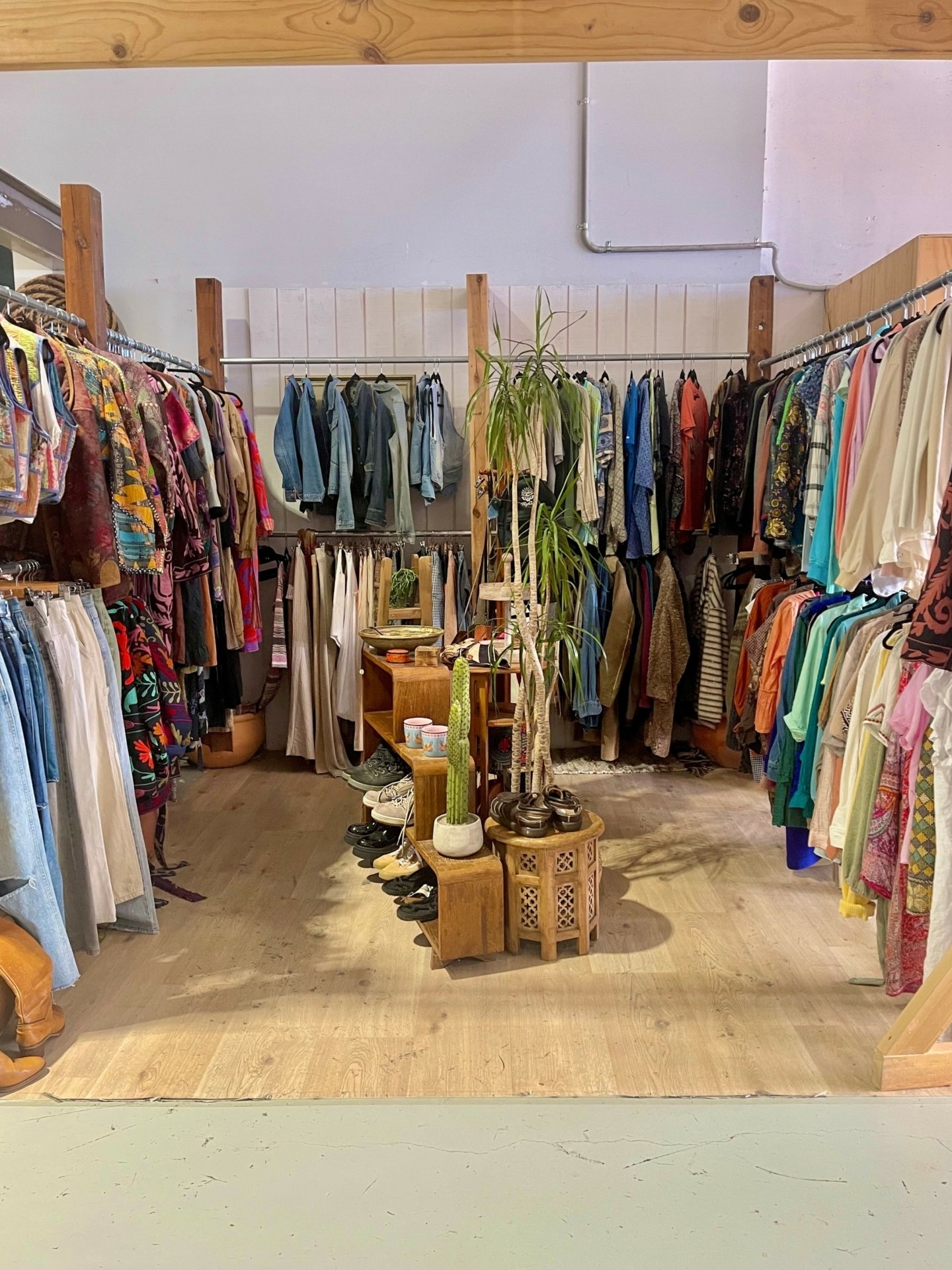 🧚&zwj;♀Curated preloved pieces with that are effortlessly stylish &mdash; perfect for your next unique find! Drop by the Honey Fox stall and see what gems you discover at Market Fair Ferntree Gully 🛍✨
*
*
*
*
*
#upcycledclothing #upcycling #upcycle