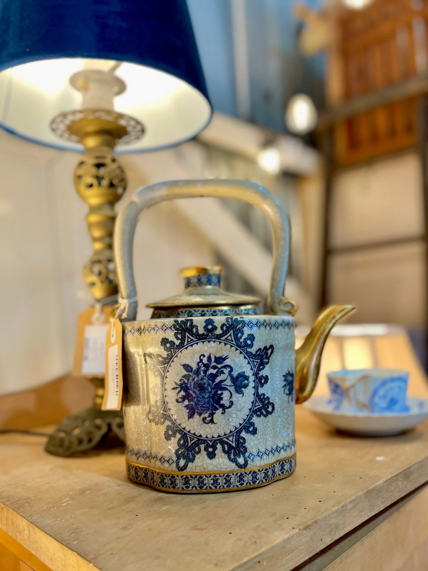 Vintage finds for everyone! ☕✨ This vintage teapot from stall N2 is just one of the many treasures waiting at Market Fair Ferntree Gully. From collectibles to unique homewares, there&rsquo;s something special for every vintage lover. 🏺💛
*
*
*
*
*
#