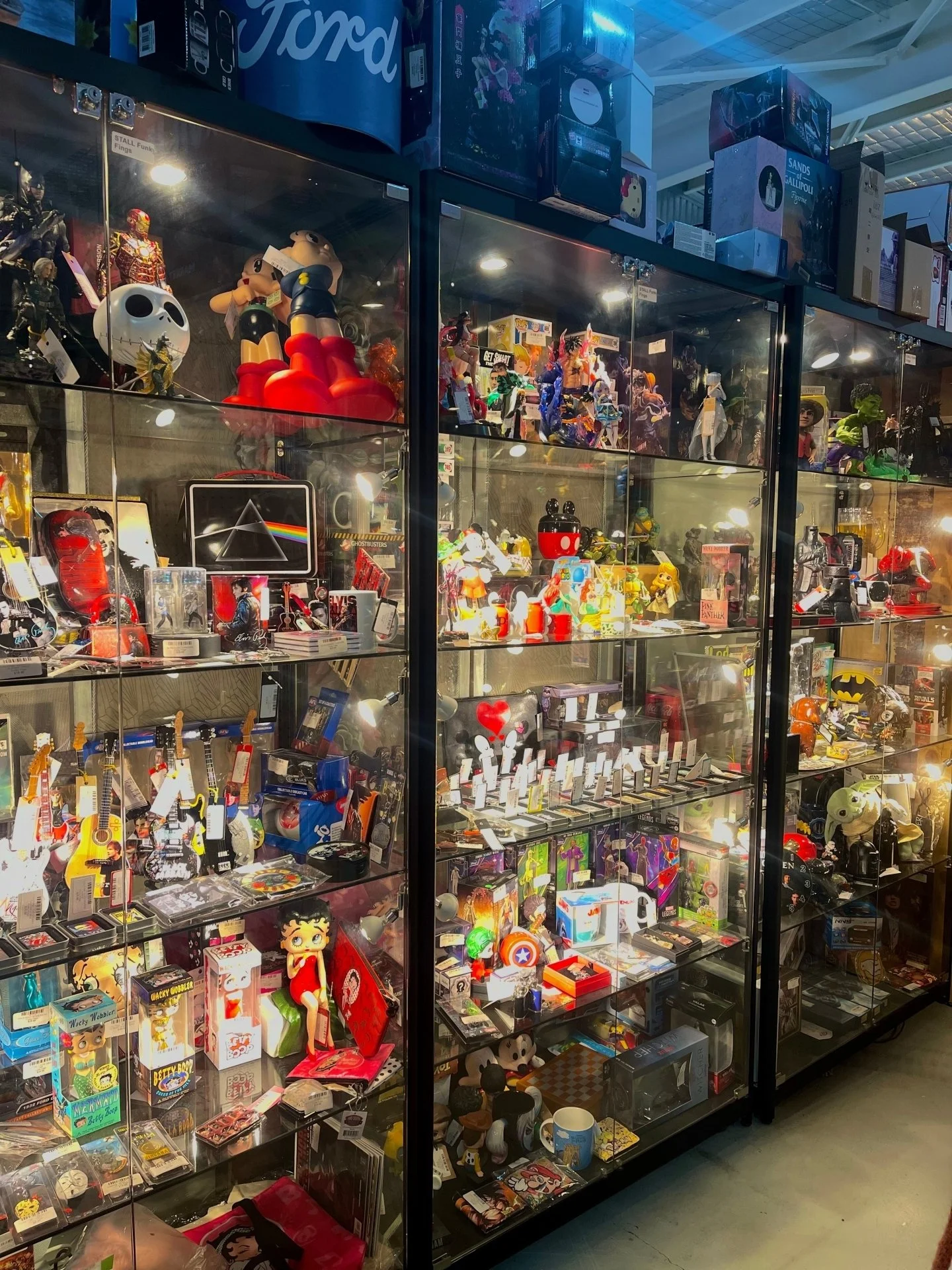 From pop culture classics to collectables worth showing off 👾✨
Funky Fings is packed with memorabilia, figures, and nostalgic finds for every fan.
*
*
*
*
*
#vintagestore #thingstodoinmelbourne #thrifting #circularfashion #thrifted #thriftedfashion 