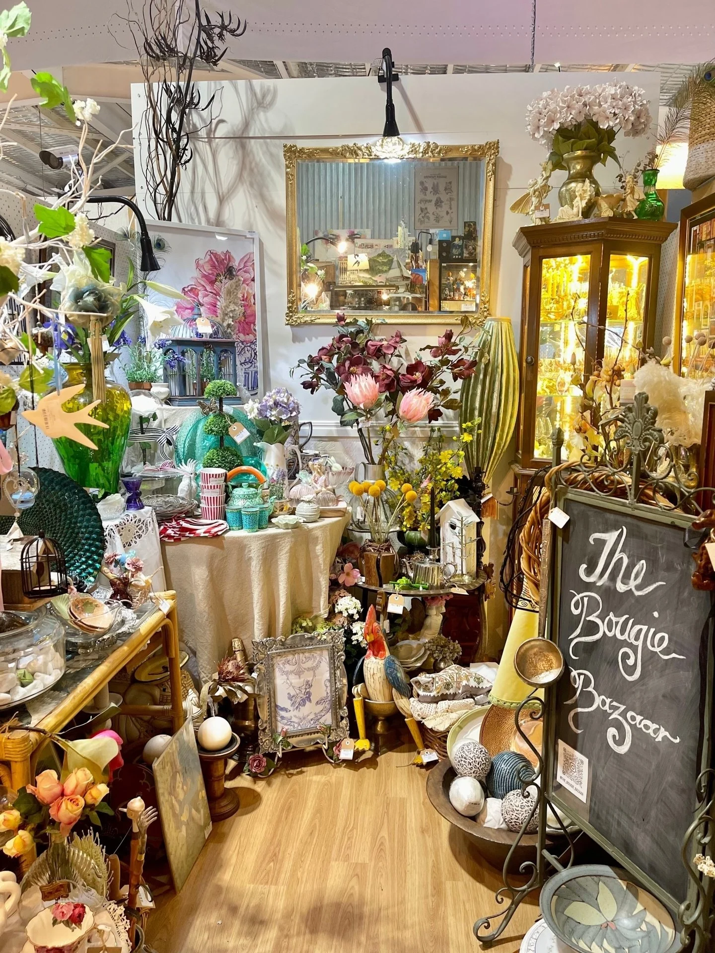 Treasure hunting starts here ✨🌻 Bougie Bazaar at Market Fair Ferntree Gully is packed with homewares, trinkets, collectables and decor finds waiting to be discovered 🛍
*
*
*
*
*
#vintagestore #thingstodoinmelbourne #thrifting #circularfashion #thri