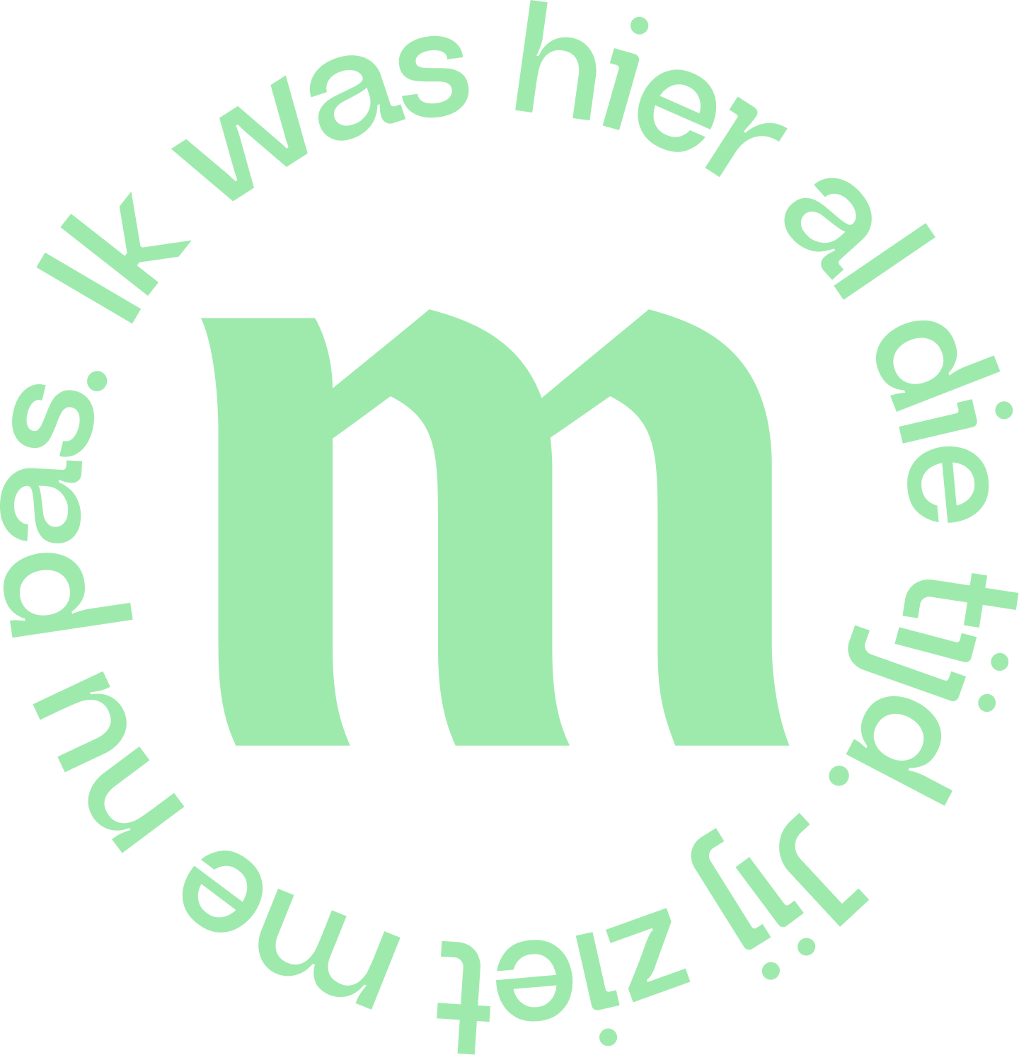 Logo van M, met rond tekst rondom dat zegt: "ik was hier al die tijd, jij ziet me nu pas.