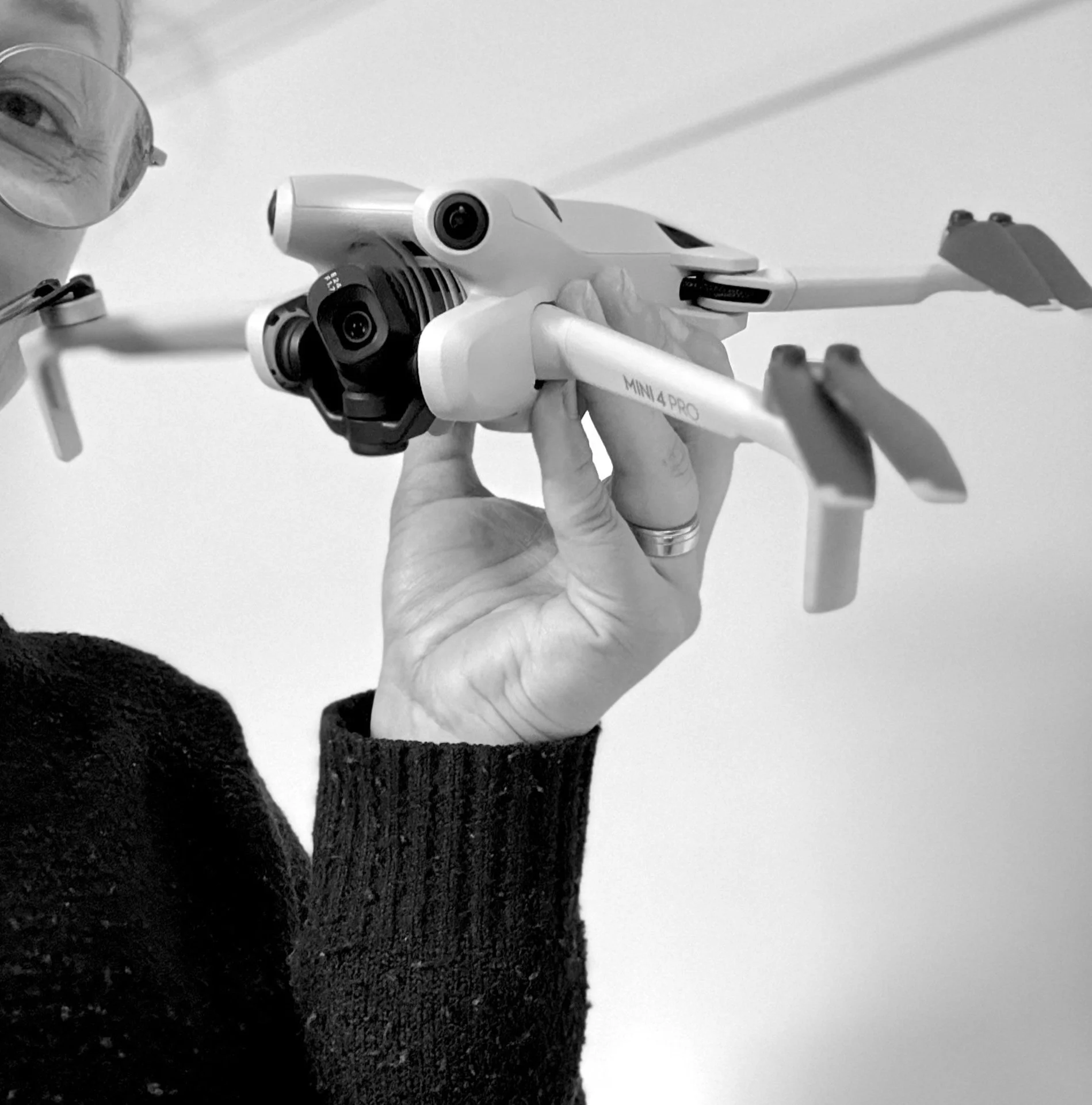 Drönar vy med  'MINI 4 PRO' på EB Media