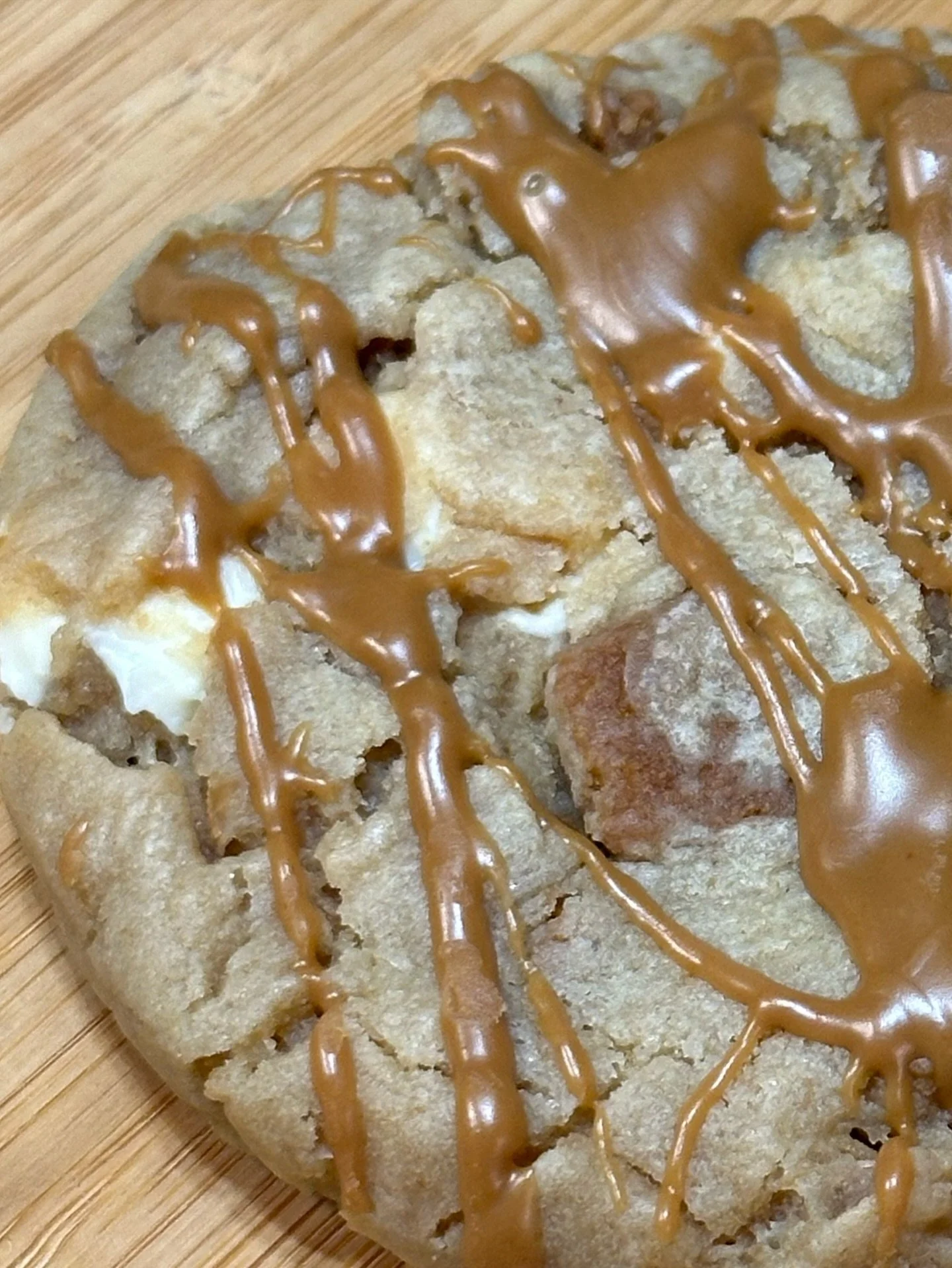 BISCOFF ROYALE | A thick, buttery cookie loaded with white chocolate chips, crunchy Biscoff cookie chunks, and a luscious swirl of creamy Biscoff butter. Topped with a Biscoff butter drizzle for the perfect touch of dazzle-dazzle.