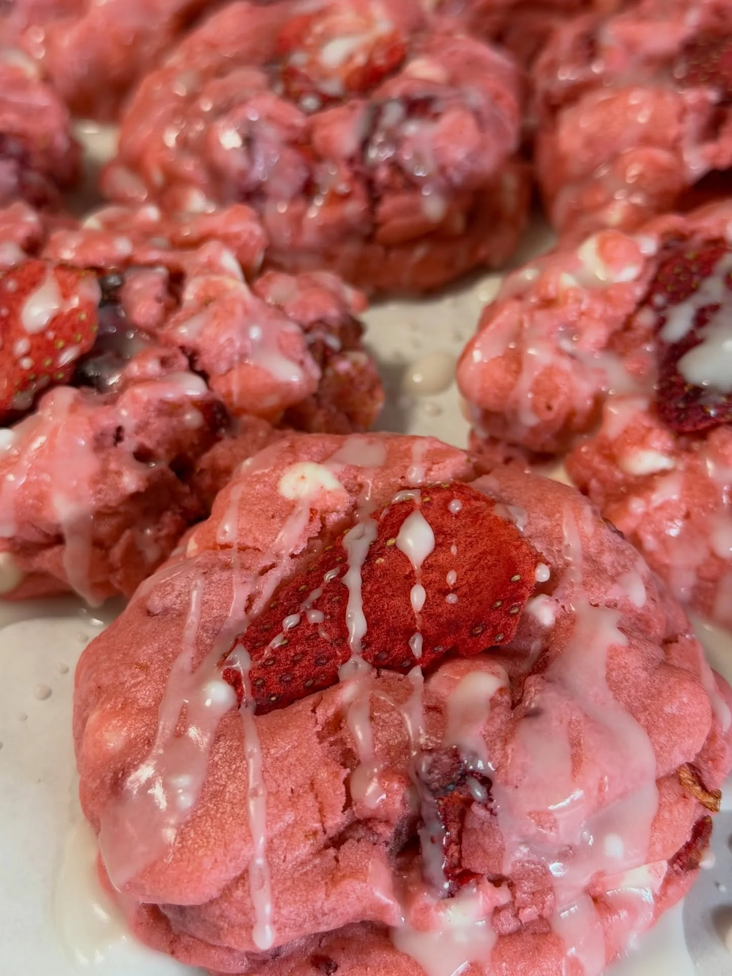 🍓a sweet taste of summer STRAWBERRIES &lsquo;N KREME 🍪

📦 order at richcookiebites.com 

&mdash;

#gourmetcookies #cookies #richcookiebites #RICHCookieJunkie #cookieofig