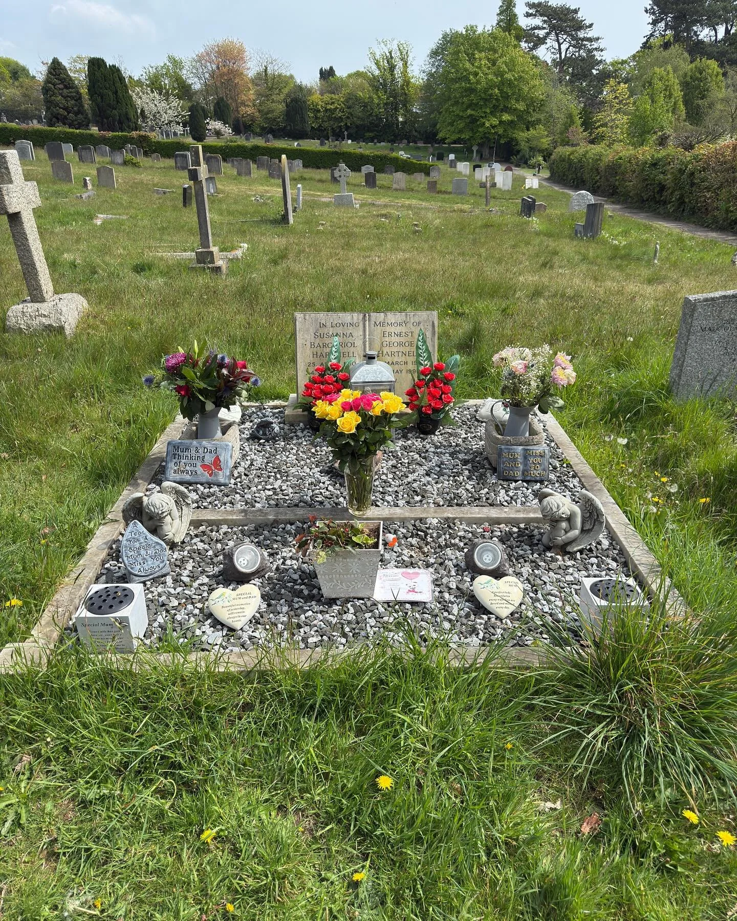 A busy day yesterday over finishing some pointing in Tonbridge, then gold leaf in Hadlow and finally a full clean and dig out of a large grave with kerb set on Bexhill