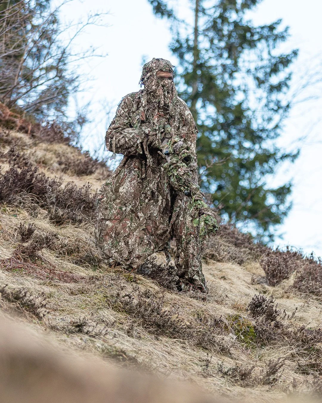 Soldat in moderner Tarnbekleidung mit taktischer Ausrüstung – Tasmanian Tiger Tarnmuster für optimale Camouflage im Gelände.