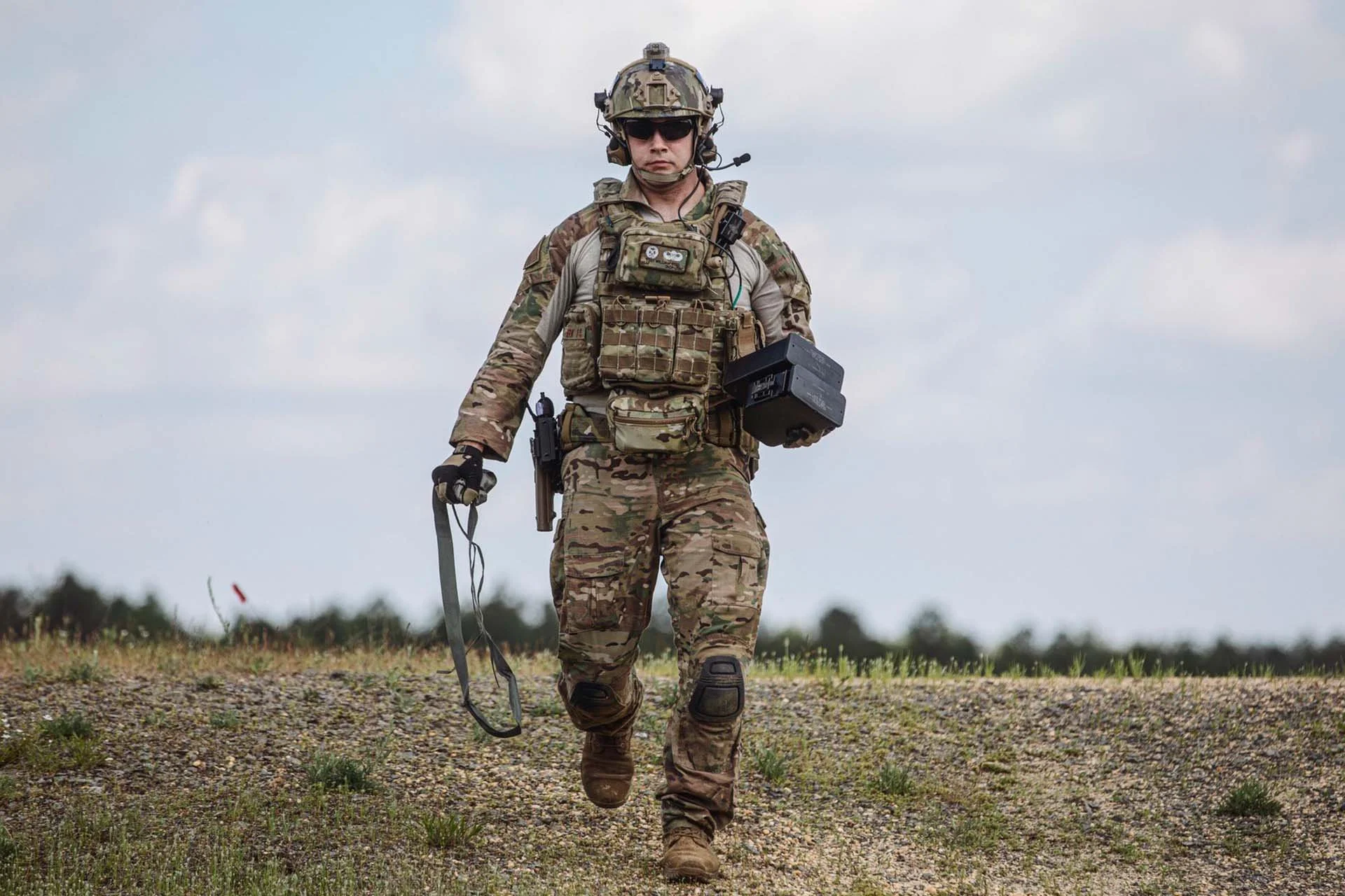 Soldat mit Crye Precision Kampfausrüstung im Feldeinsatz.