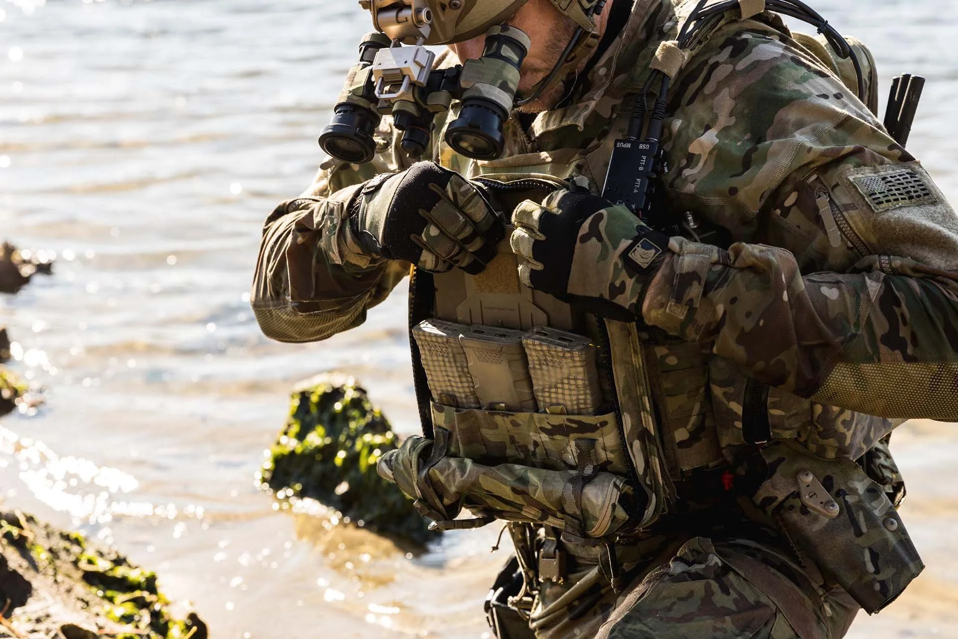 Soldat mit Matbock Ausrüstung bei amphibischem Einsatz am Wasser.