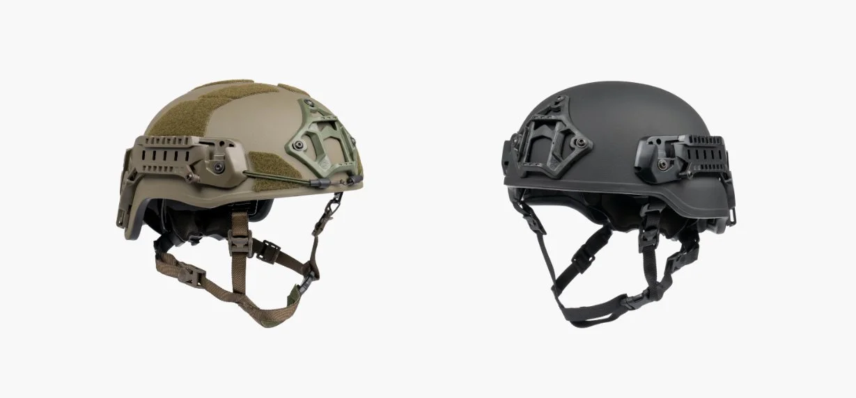 Ballistischer Helm AMP-1 X von Busch PROtective in zwei Farbvarianten mit modularer Schienenlösung und NVG-Halterung, freigestellt auf weißem Hintergrund.