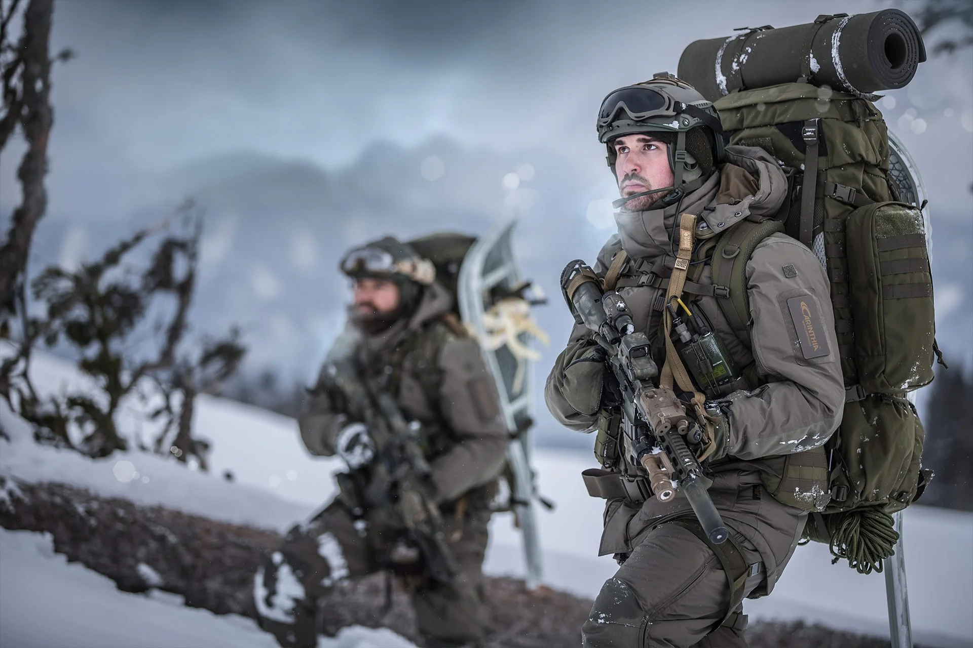 Soldaten in Carinthia Winterausrüstung bei einer Gebirgspatrouille im Schnee.