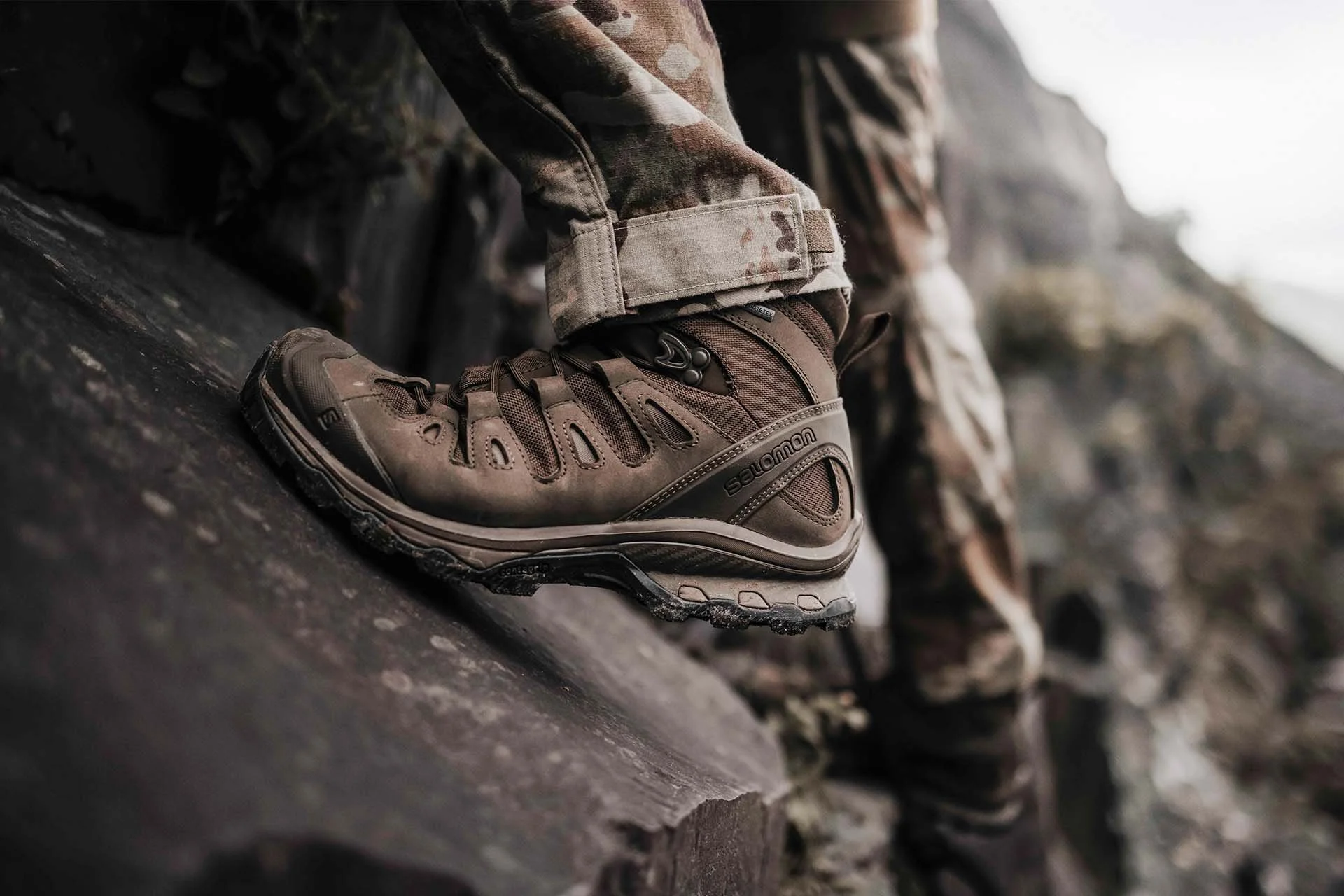 Nahaufnahme eines Salomon FORCES Einsatzstiefels beim Aufstieg im Gelände.