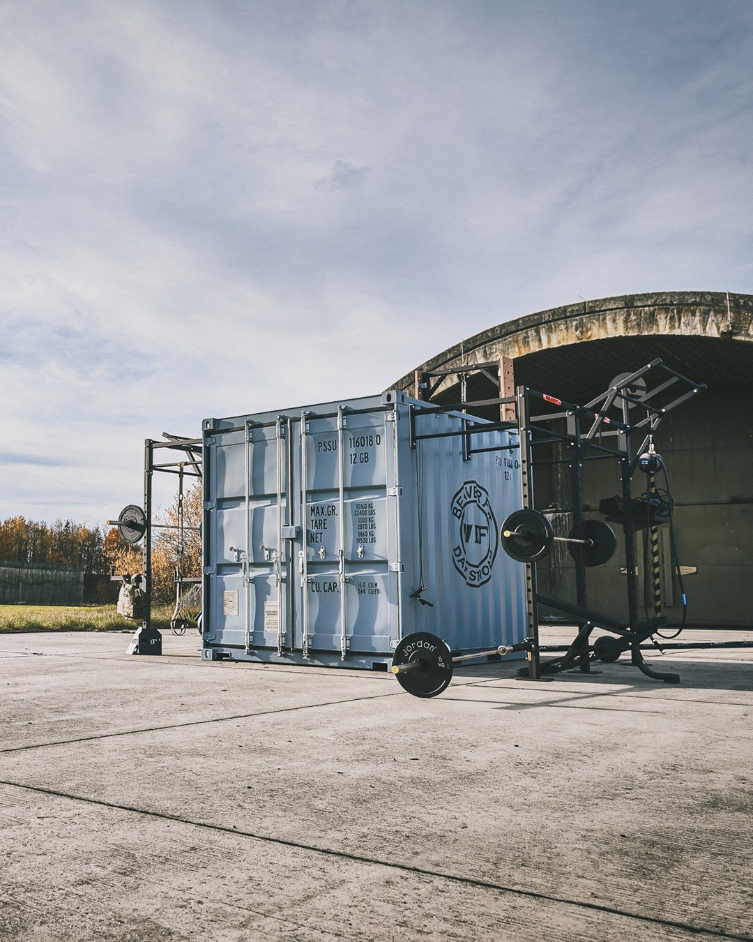 BeaverFit Trainingscontainer mit Gewichtswesten und Kettlebells – Military Fitness Equipment für funktionelles Training.