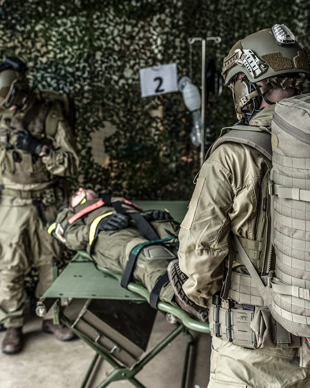 Katastrophenschutz-Ausrüstung mit Medic-Rucksack und Schutzhandschuhen – MoG, TT und weitere Marken im professionellen Einsatz.