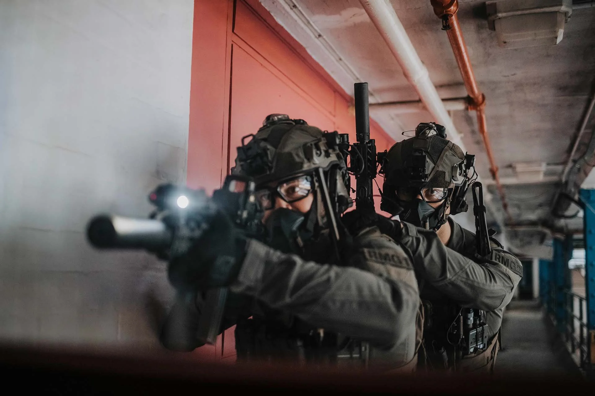 Spezialeinheit mit Busch PROtective Helmen bei einem taktischen Einsatz im Gebäude.