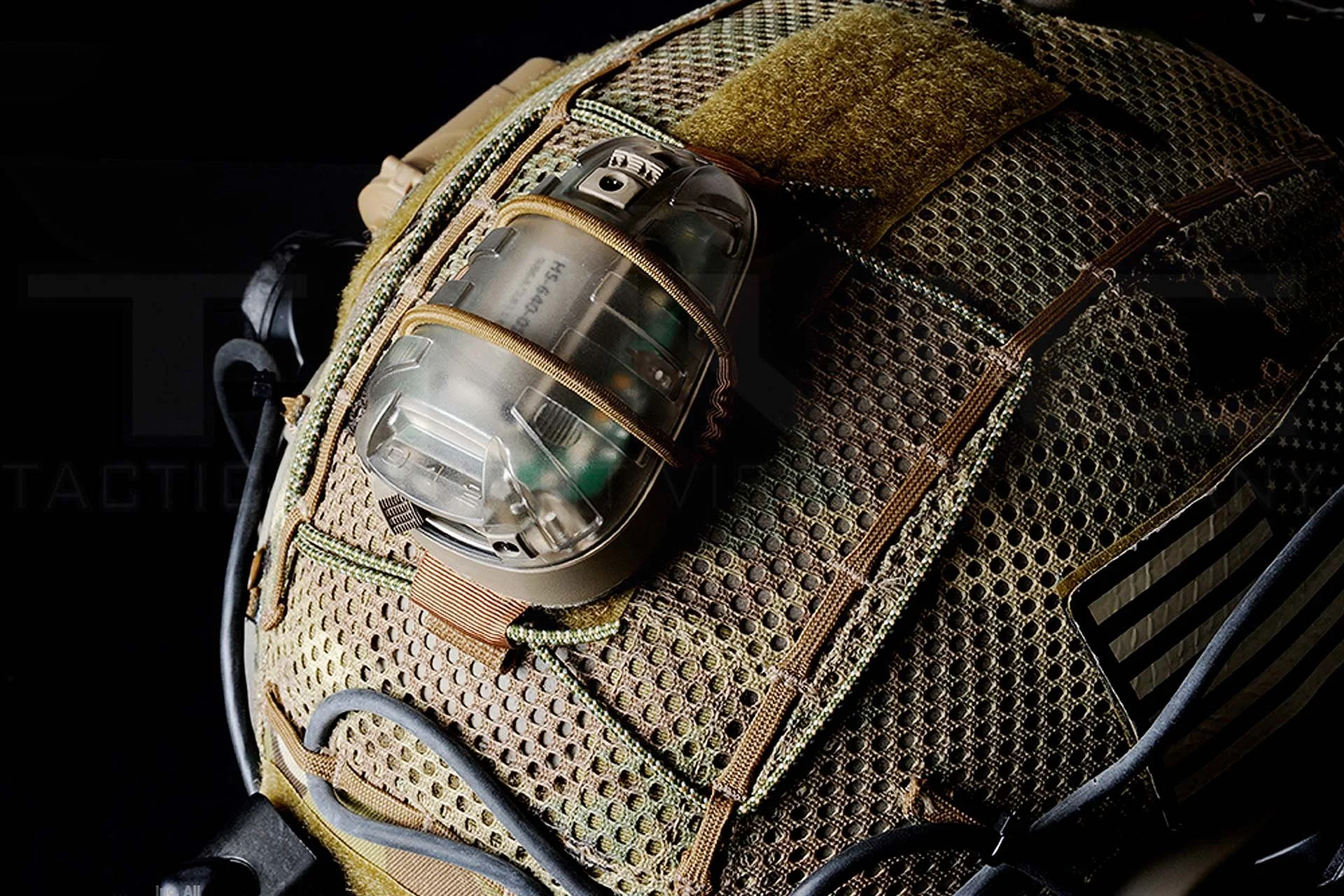 Core Survival Helmlampe auf taktischem Gefechtshelm montiert.